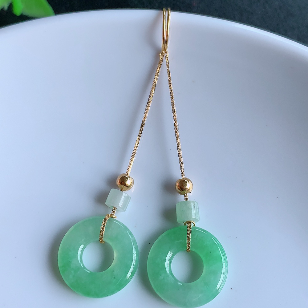 18k金冰透翡翠耳坠，自然光实拍，翠色灵动，颜色漂亮，种老水足，品相佳，佩戴佳品！W41.12  取一尺寸：12.6-2.6mm