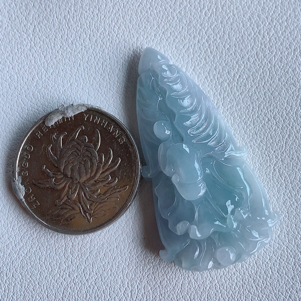 冰润精雕白菜吊坠  玉质细腻，巧雕白菜，叶脉纹理细密，饱和紧密;茎叶粗壮有力，白菜”音通“百财”，“玉”通“遇”，合起来就是“遇百财”之意，寄予事业生活中财源广进，一帆风顺 W41.12 尺寸：45.5-23-9.5mm