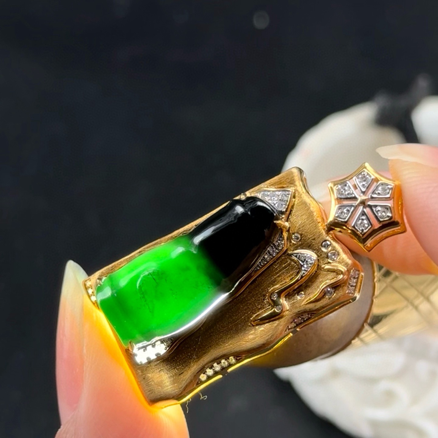 精品18k墨翠节节高 种好色正 重金豪镶 打灯通透 油性十足