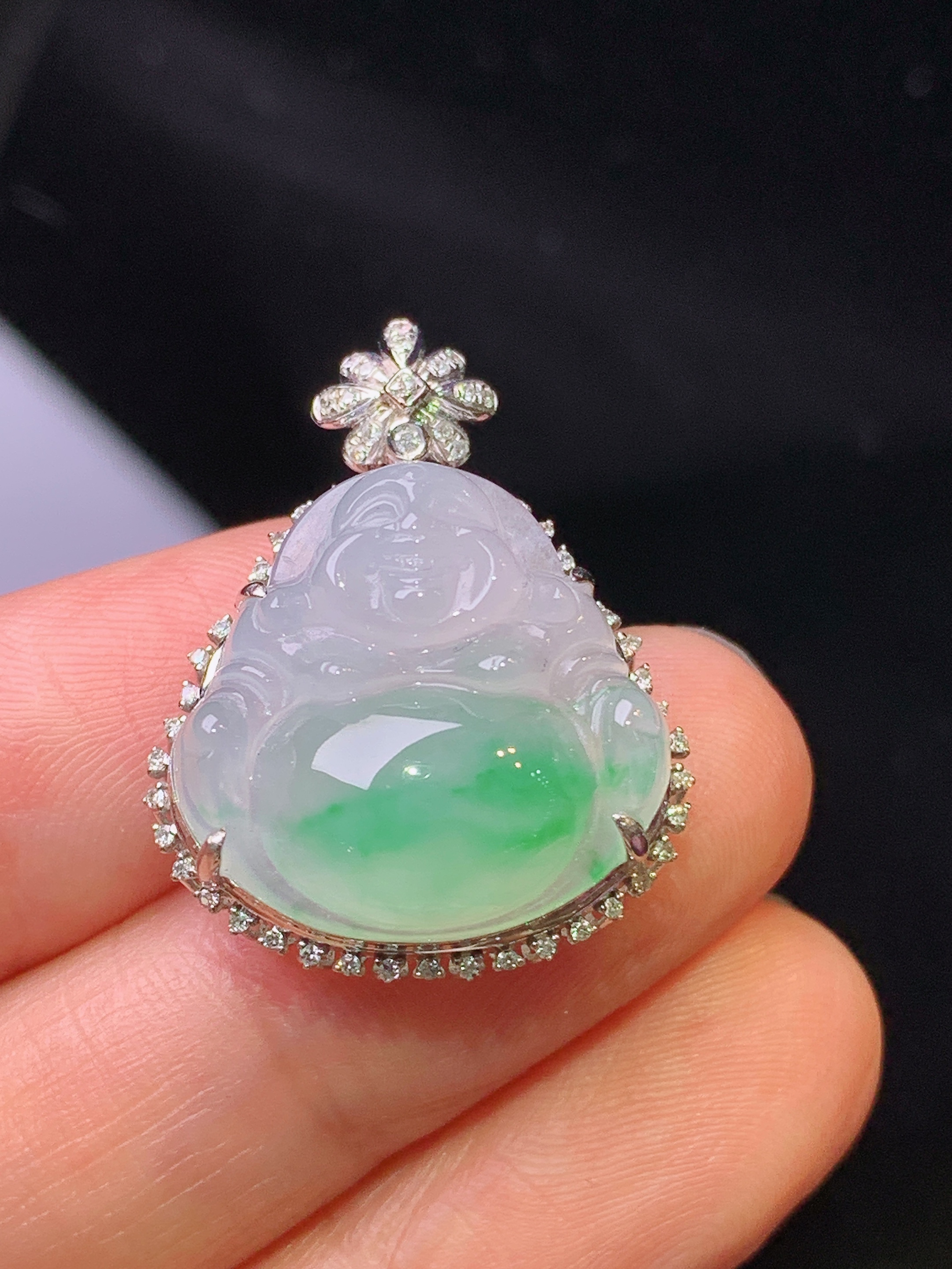 18k金钻镶嵌飘绿佛公吊坠 玉质细腻 色泽艳丽 整体尺寸27.2*20.7*9.8j2