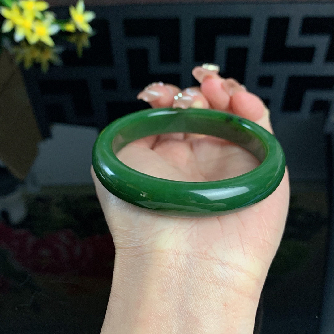 和田玉61圈口菠菜绿碧玉手镯！玉质细腻油润 底色纯净 无纹裂 脂粉好，品质高。