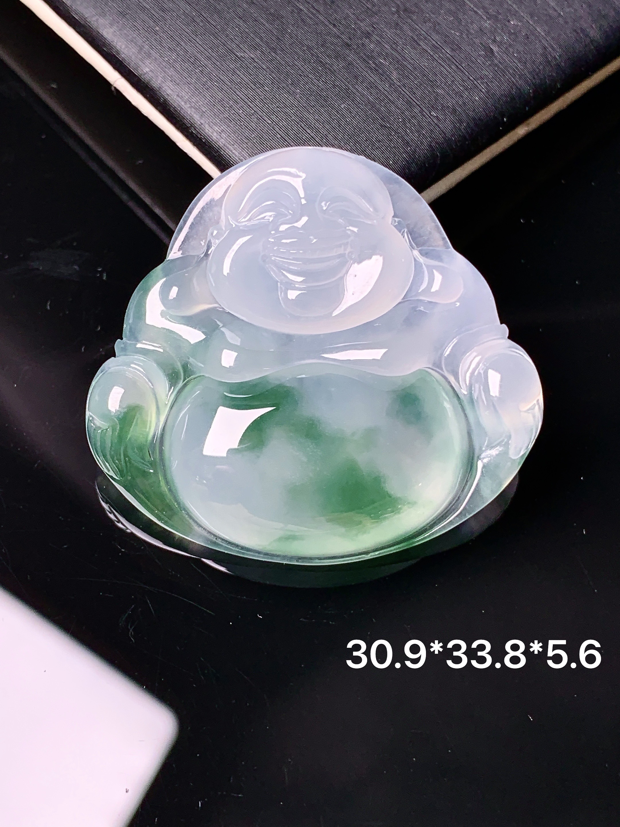 飘绿佛公吊坠 玉质细腻 色泽艳丽 整体尺寸30.9*33.8*5.6d1