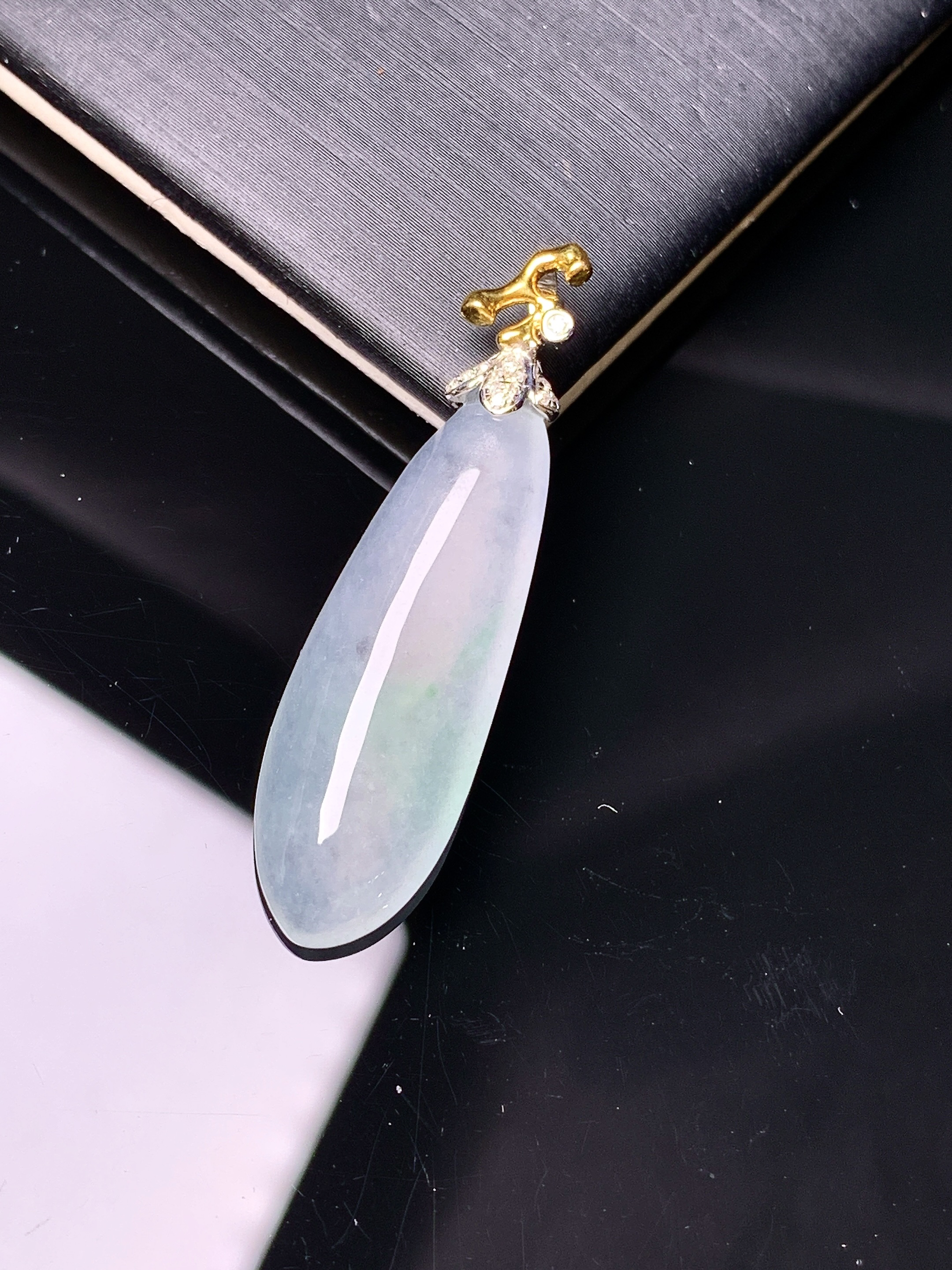 18k金钻镶嵌冰种福瓜吊坠 玉质细腻 色泽艳丽 整体尺寸38.3*10.5*5.5f1