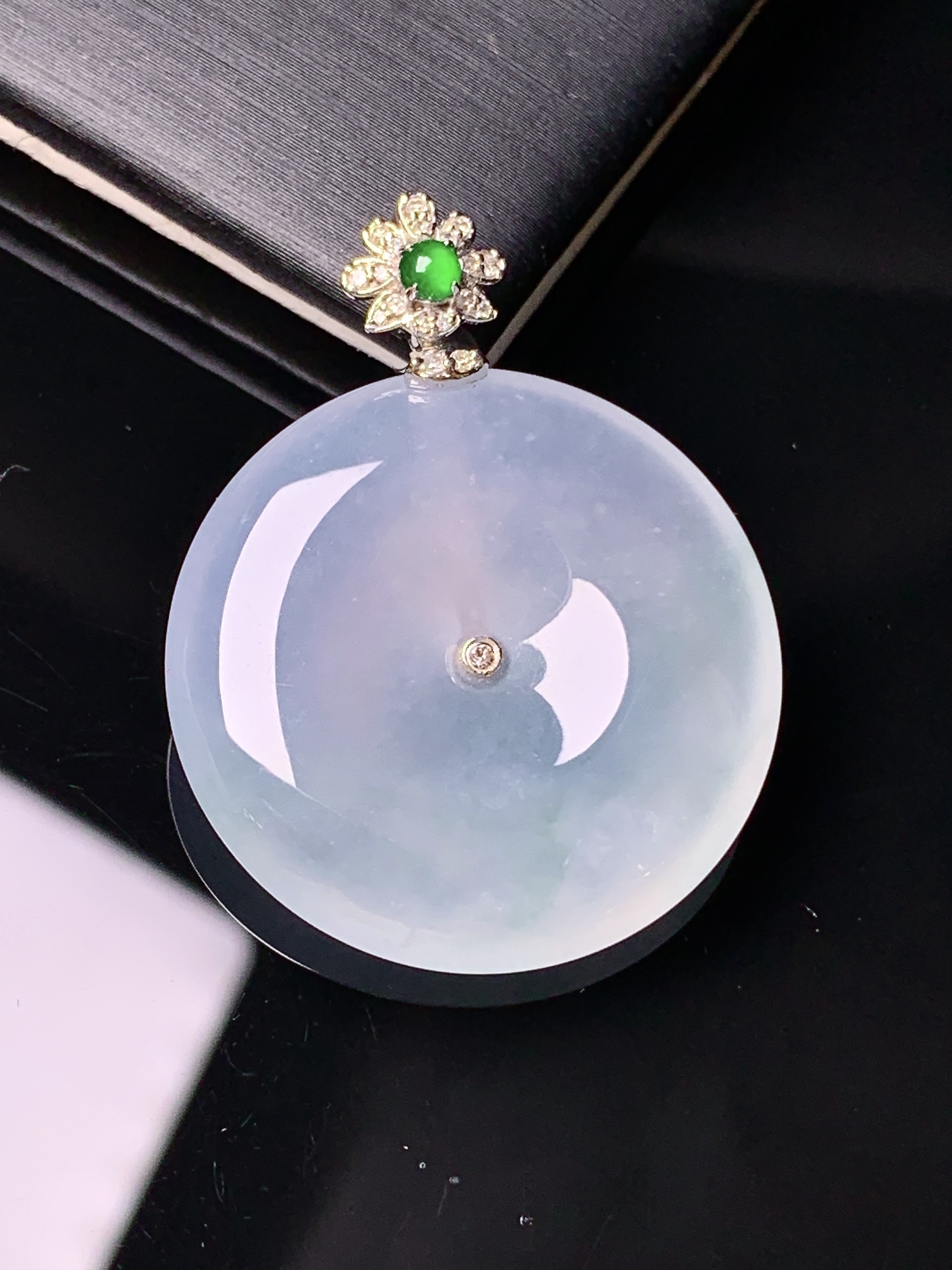 18k金钻镶嵌冰种平安扣吊坠 玉质细腻 色泽艳丽 整体尺寸34.5*26.6*5.8x1