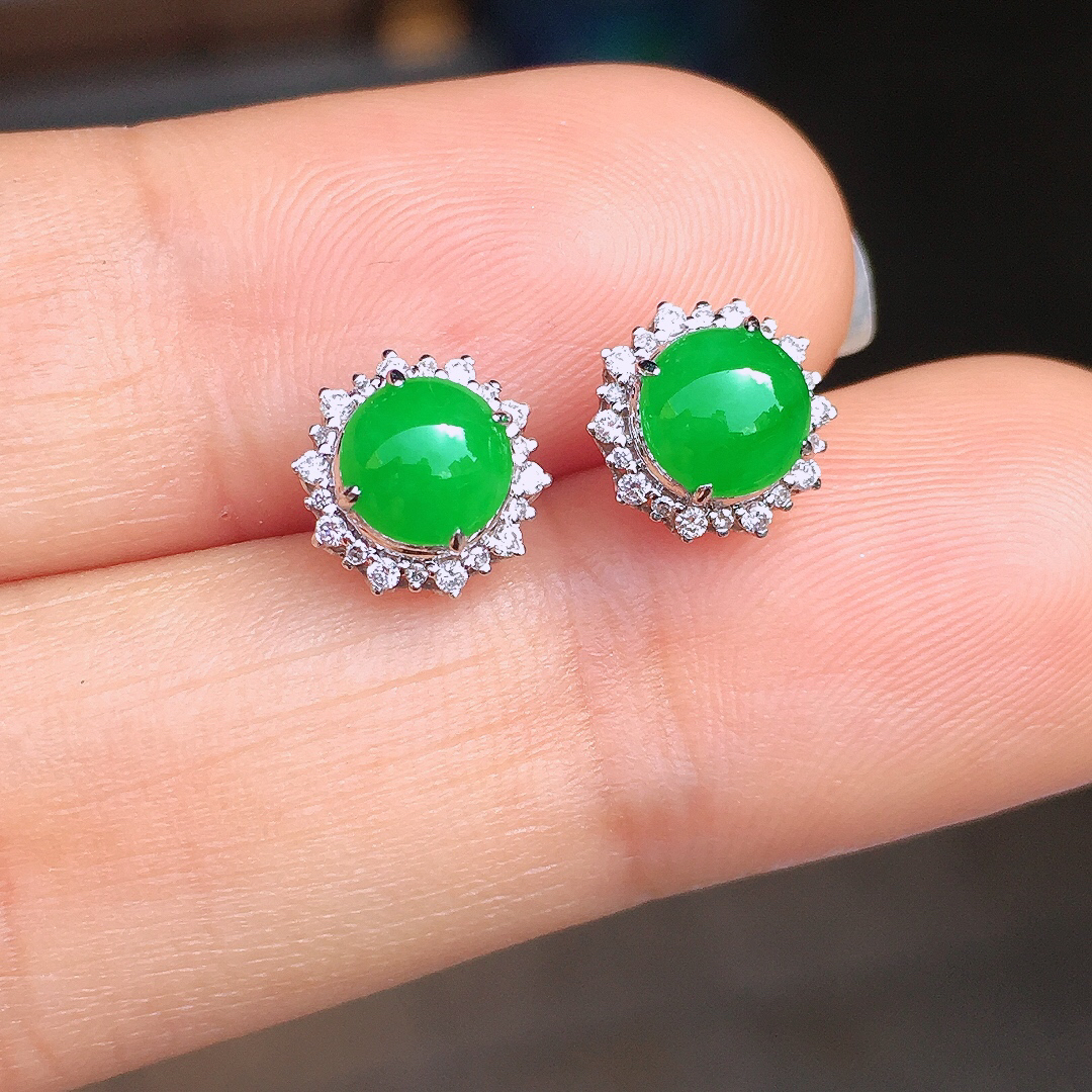 阳绿蛋面耳钉，色泽均匀艳丽，玉质细腻，荧光感超
强，饱满圆润，尽显优雅气质，18k
金豪华镶嵌