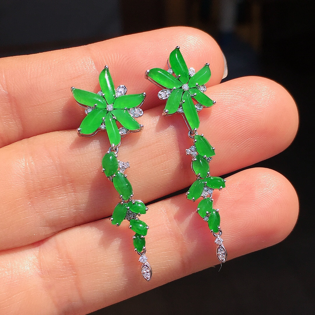 阳绿随形耳坠，色泽均匀艳丽，玉质细腻，荧光感超
强，饱满圆润，尽显优雅气质，18k
金豪华镶嵌