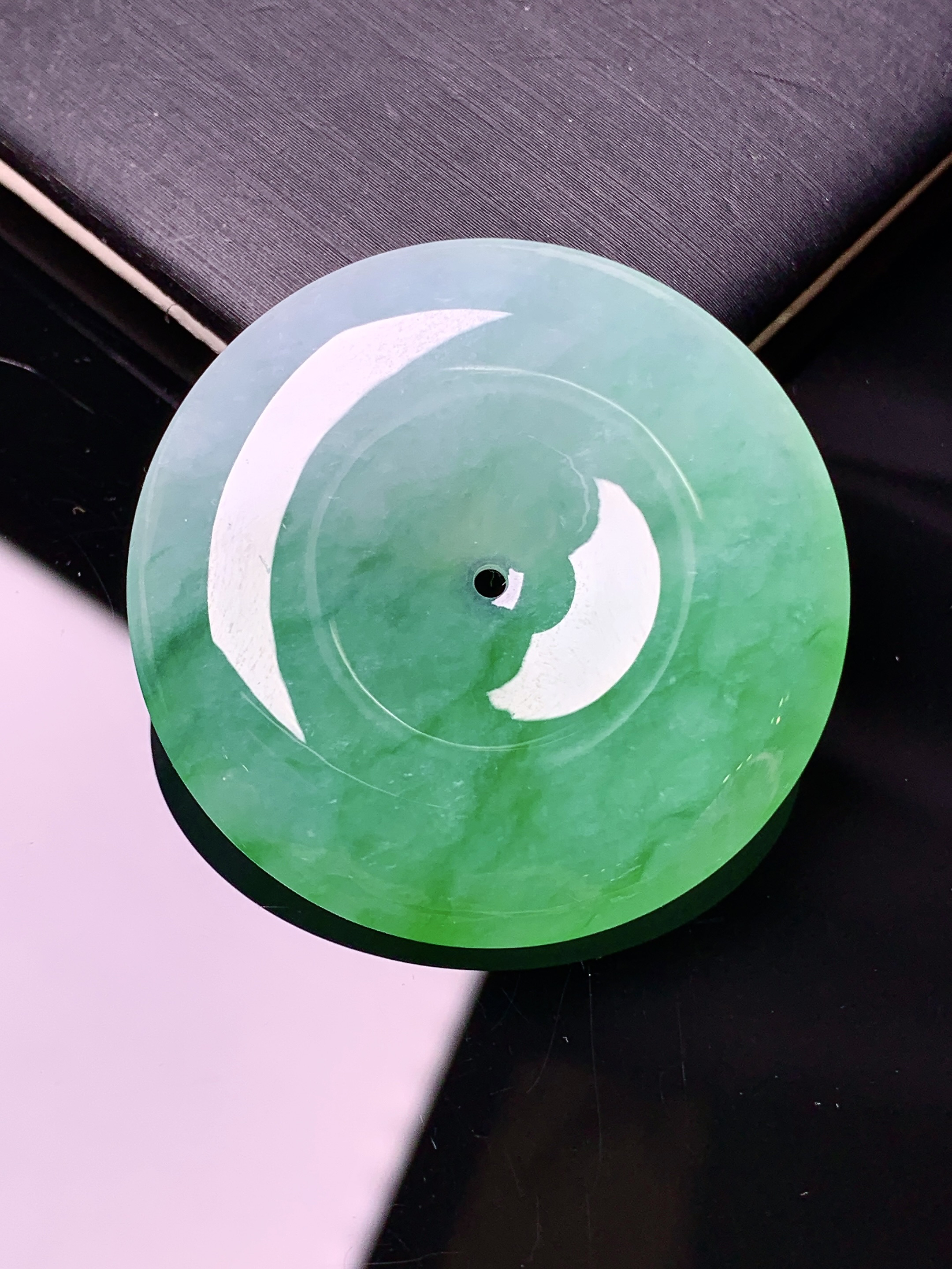 飘绿平安扣吊坠 玉质细腻 色泽艳丽 整体尺寸34.8*6.3