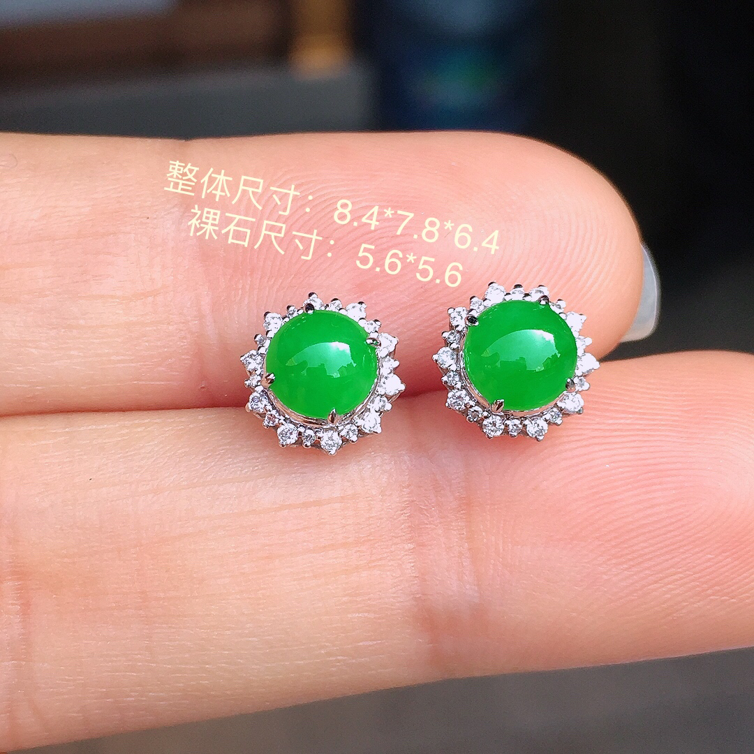 阳绿蛋面耳钉，色泽均匀艳丽，玉质细腻，荧光感超
强，饱满圆润，尽显优雅气质，18k
金豪华镶嵌