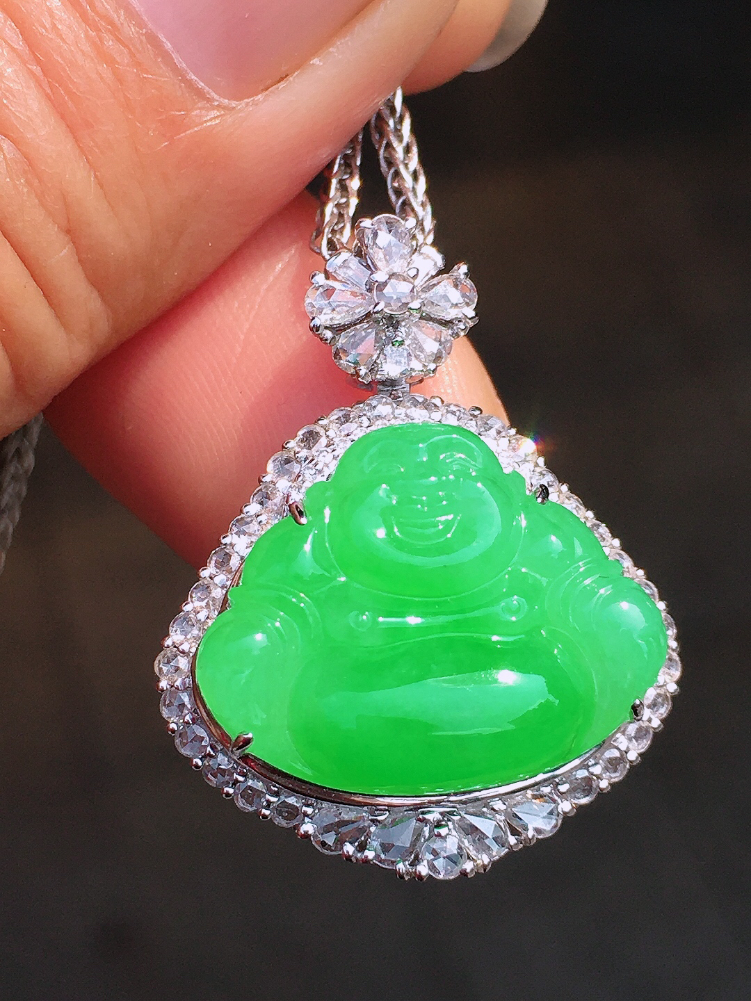 阳绿佛公吊坠，色泽均匀艳丽，玉质细腻，荧光感超
强，饱满圆润，尽显优雅气质，18k
金豪华镶嵌