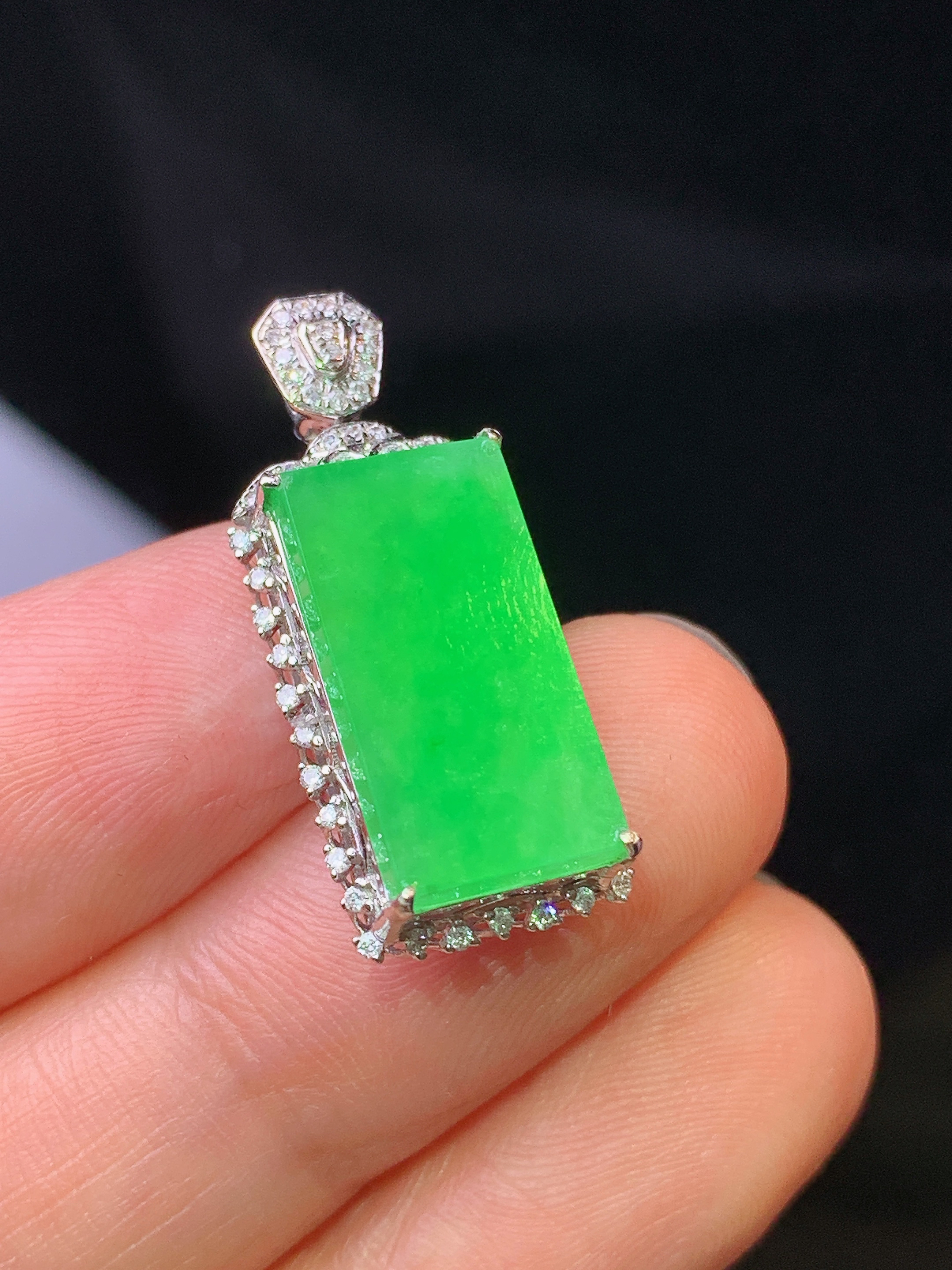 18k金钻镶嵌翠绿无事牌吊坠 玉质细腻 色泽艳丽 整体尺寸26*10.7*6.5j2