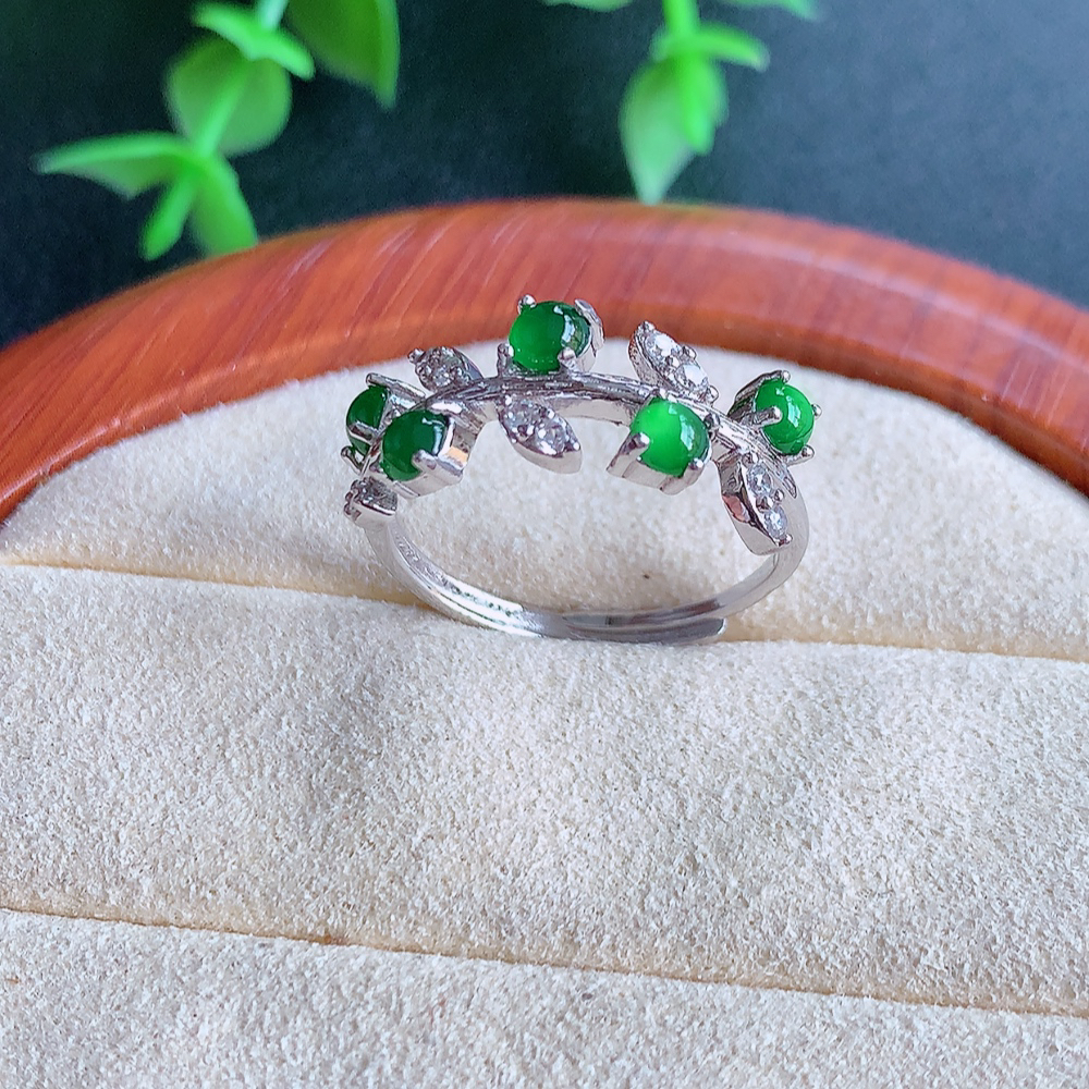 冰润满绿精美环形翡翠戒指  玉质细腻  冰清玉润  飘花灵动  颜色漂亮  W502.12 内径尺寸：18-7.8-3.2mm  裸石尺寸：3mm