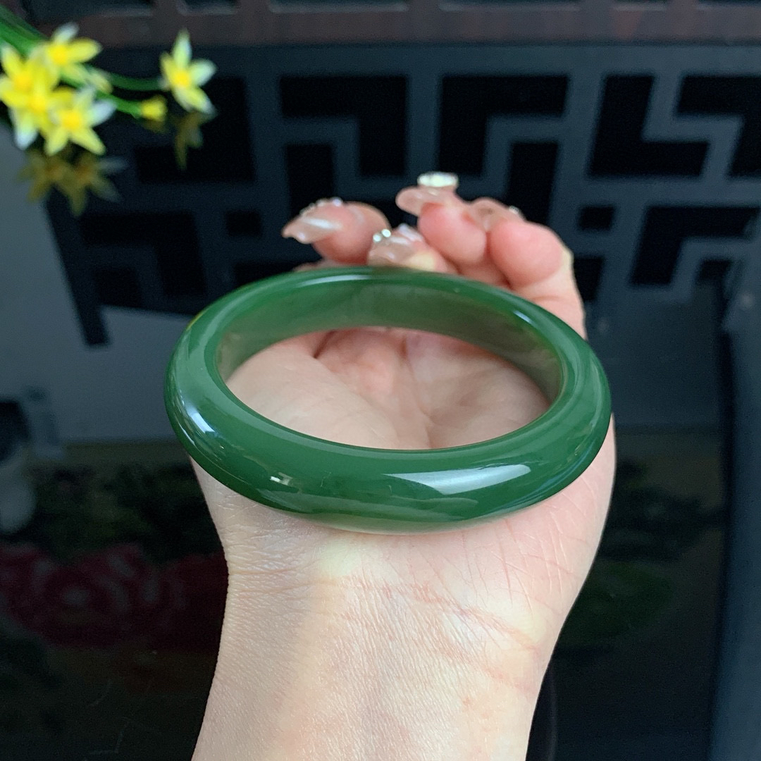 和田玉碧玉60圈口菠菜绿碧玉手镯！玉质细腻油润 底色纯净 无裂无棉 脂粉好，品质高。