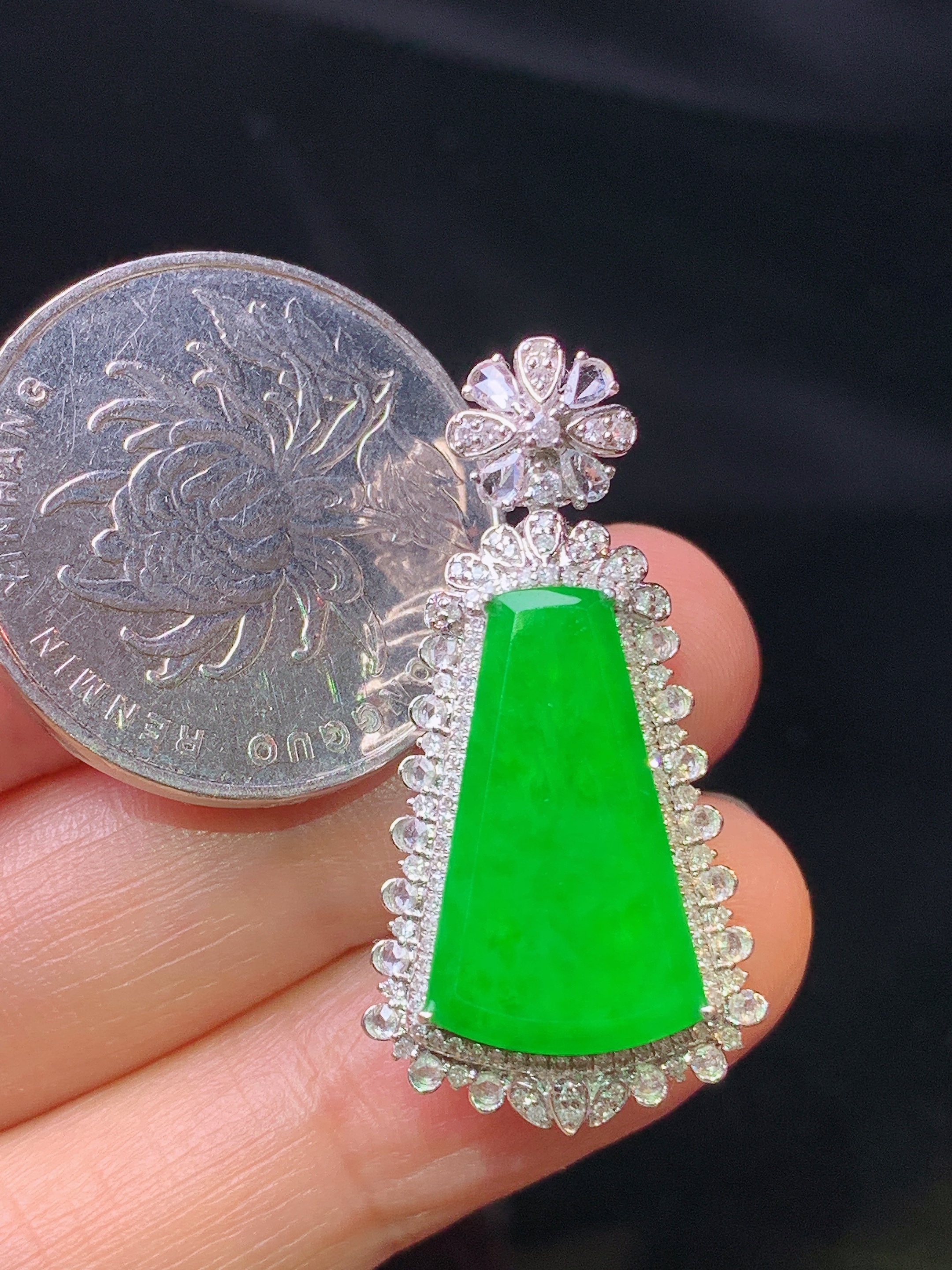 18k金钻镶嵌满绿无事牌吊坠 玉质细腻 色泽艳丽 整体尺寸33.2*16.7*10.7c2