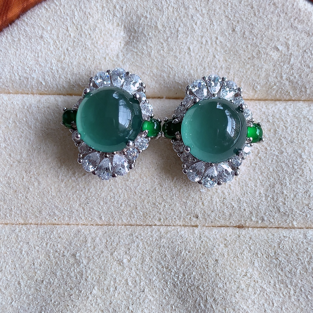 冰晴水翡翠耳坠，自然光实拍，颜色漂亮，种老水足，品相佳，佩戴佳品！W502.12  取一尺寸： 15-13.5-9mm  裸石尺寸：8.5mm