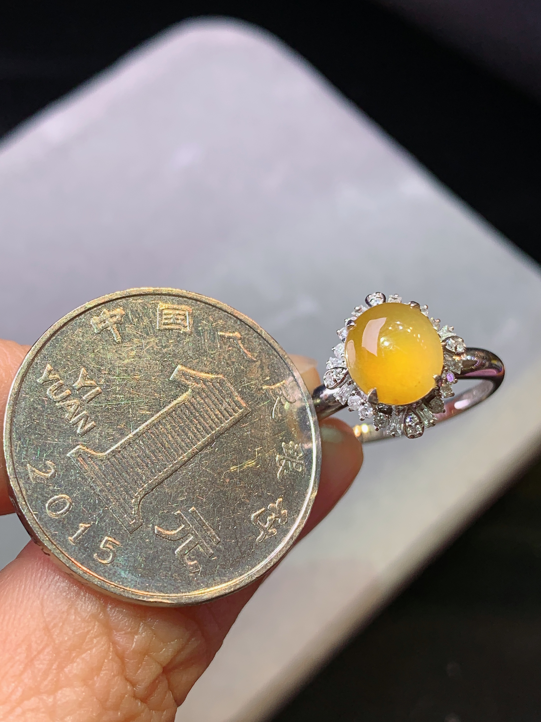 18k金钻镶嵌黄翡蛋面戒指 玉质细腻 色泽艳丽 圈口14 整体尺寸12*11.2*9j2