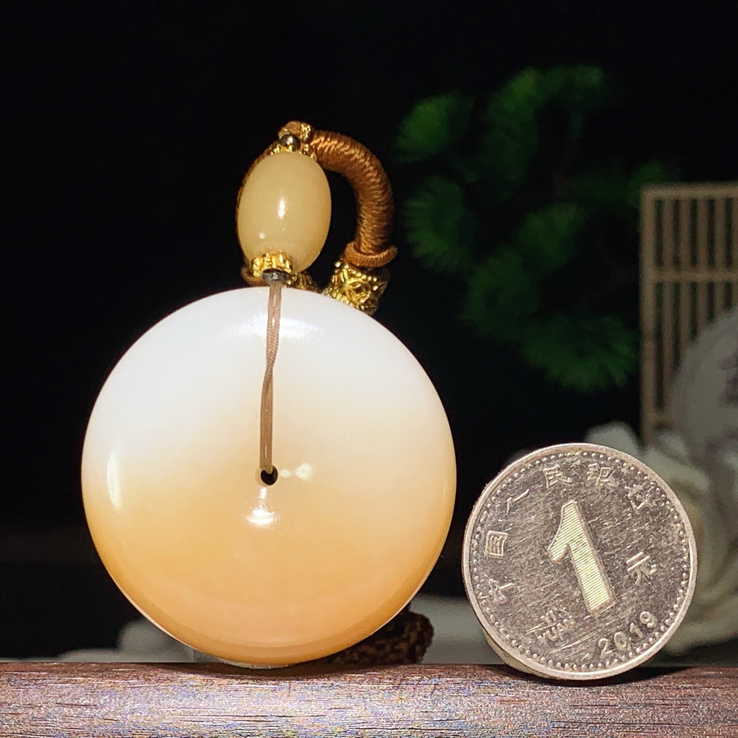 新疆和田玉白且末糖平安扣挂件。尺寸35/13重39.8克。玉质细腻油润。手推出油。佩戴高端典雅。lt260313