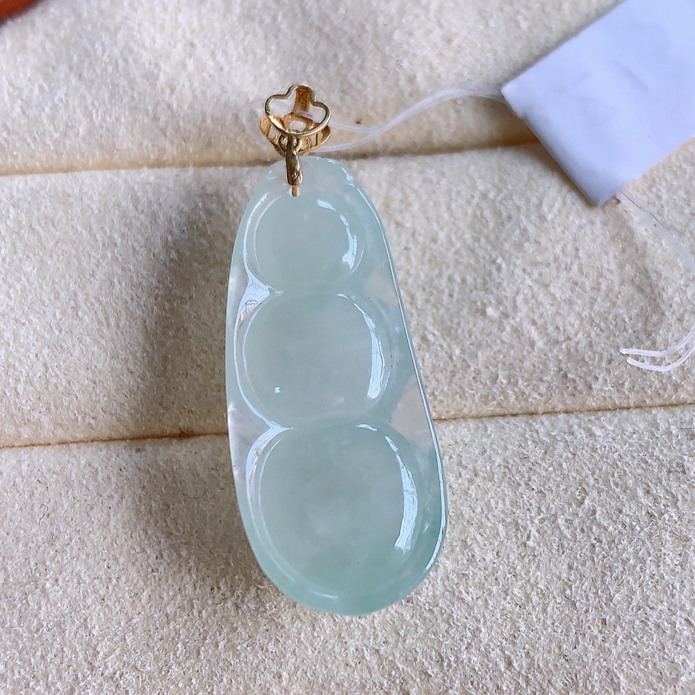 18k金扣冰润福豆翡翠挂件，老种 冰清玉洁  胶感十足  寓意“四季平安，福气满满”颜色鲜艳，清新自然，饱满通透   W49.12  尺寸：21.8-11.8-6.8mm