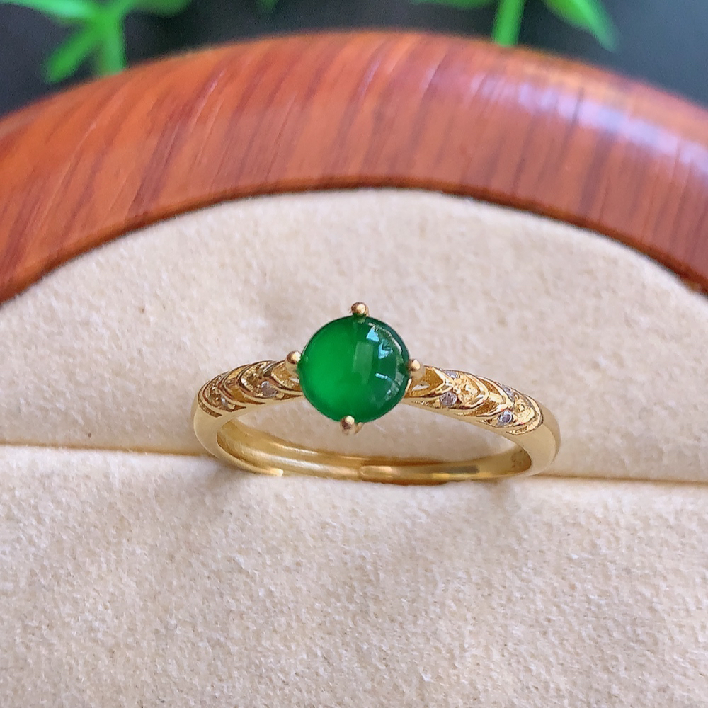 冰润满绿蛋面翡翠戒指  玉质细腻  冰清玉润  飘花灵动  颜色漂亮  W815.12  内径尺寸：18.5-7-5mm   裸石尺寸：5.5mm