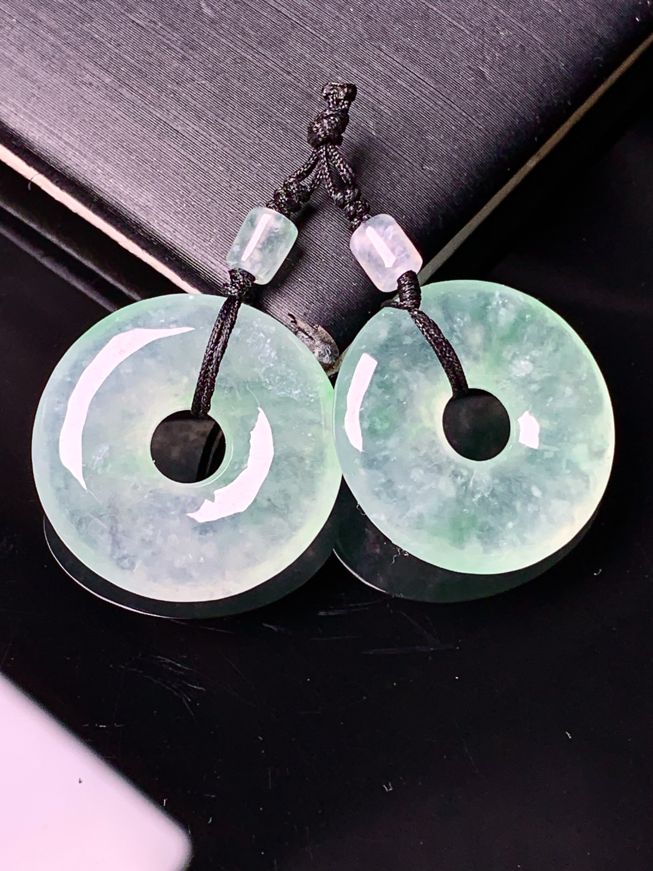 冰种飘绿平安环一对 玉质细腻 色泽艳丽 整体尺寸19*3.7*2x