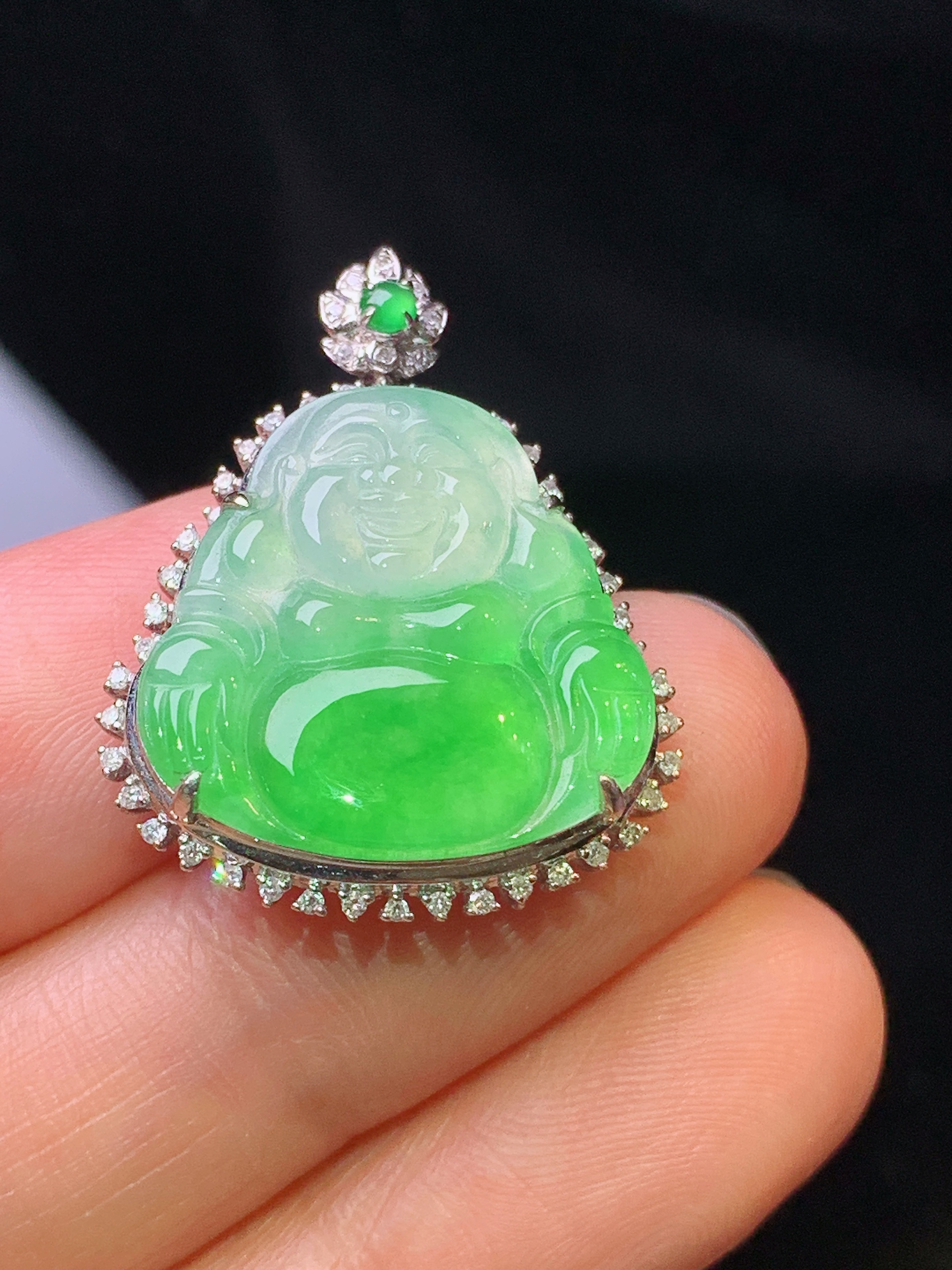 18k金钻镶嵌飘绿佛公吊坠 玉质细腻 色泽艳丽 整体尺寸27.5*21.5*6.7j2