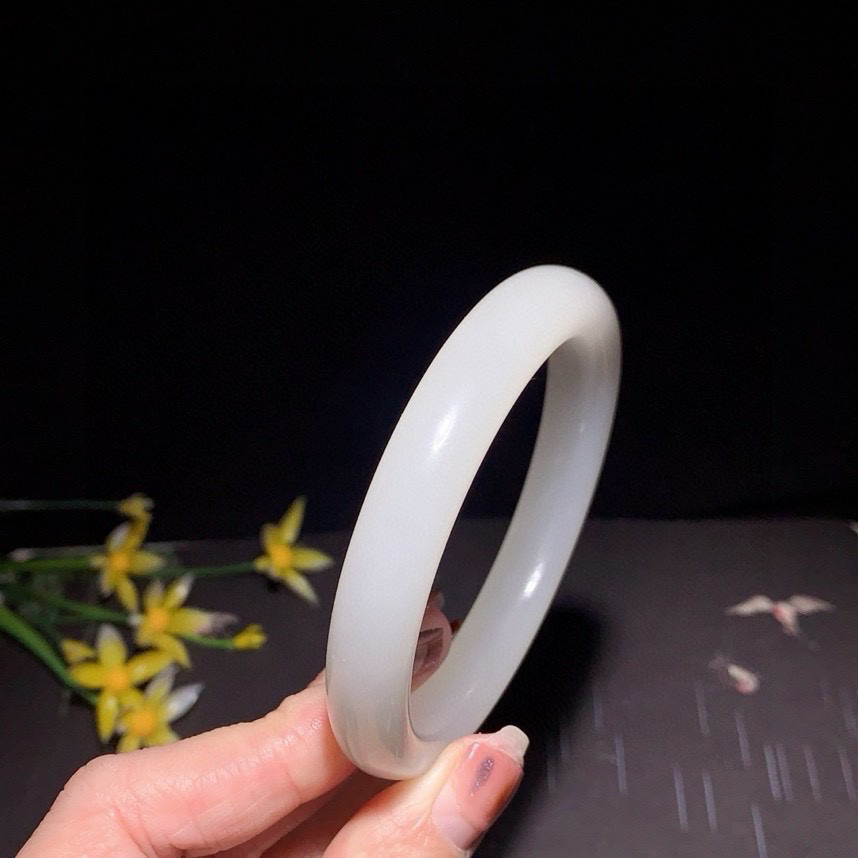 和田玉53.5圈口羊脂白手镯！玉质细腻油润 底色纯净 无裂无杂 脂粉好，品质好！