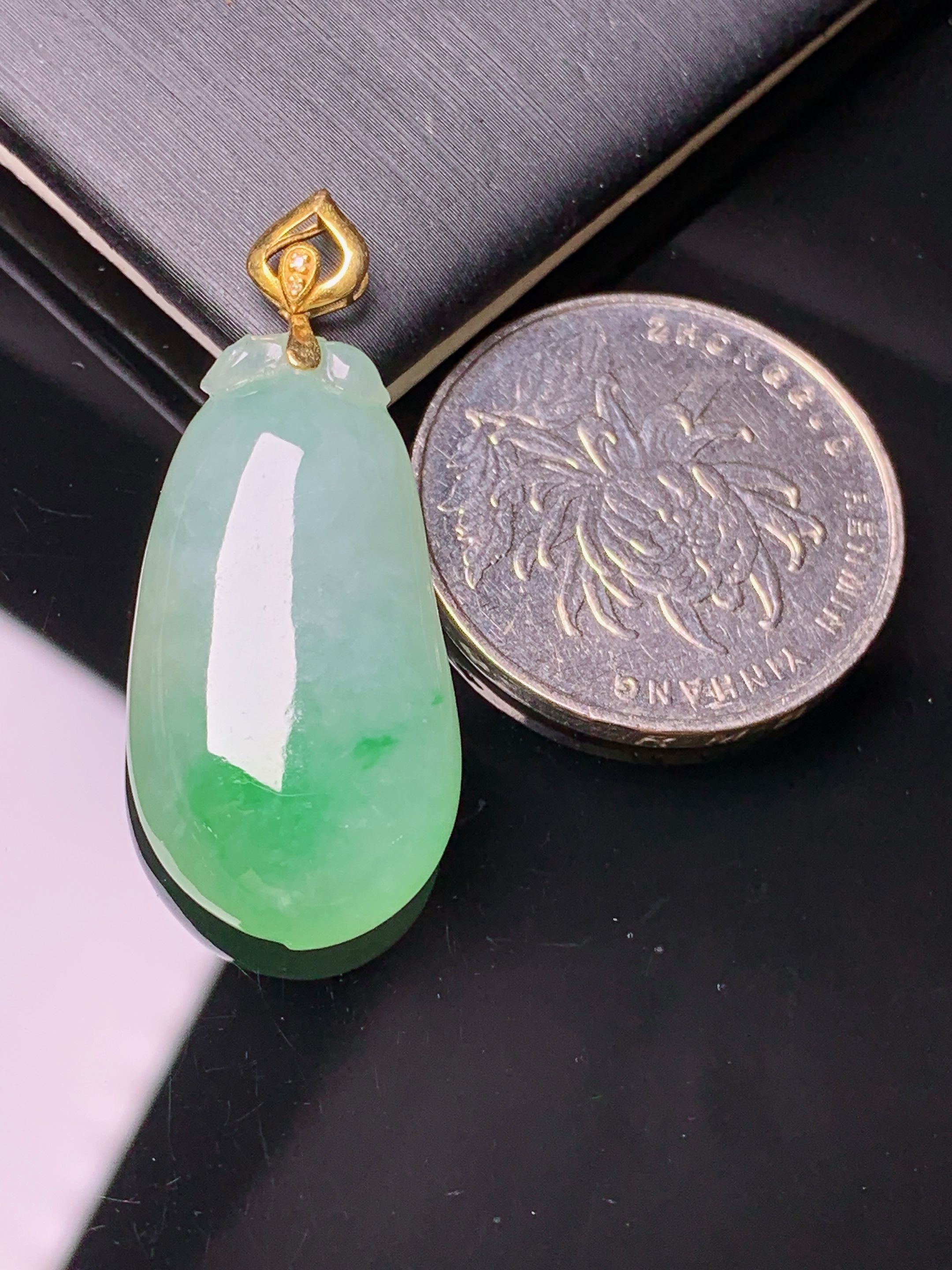 18k金镶嵌飘绿福瓜吊坠 玉质细腻 色泽艳丽 整体尺寸35.8*15*7m1