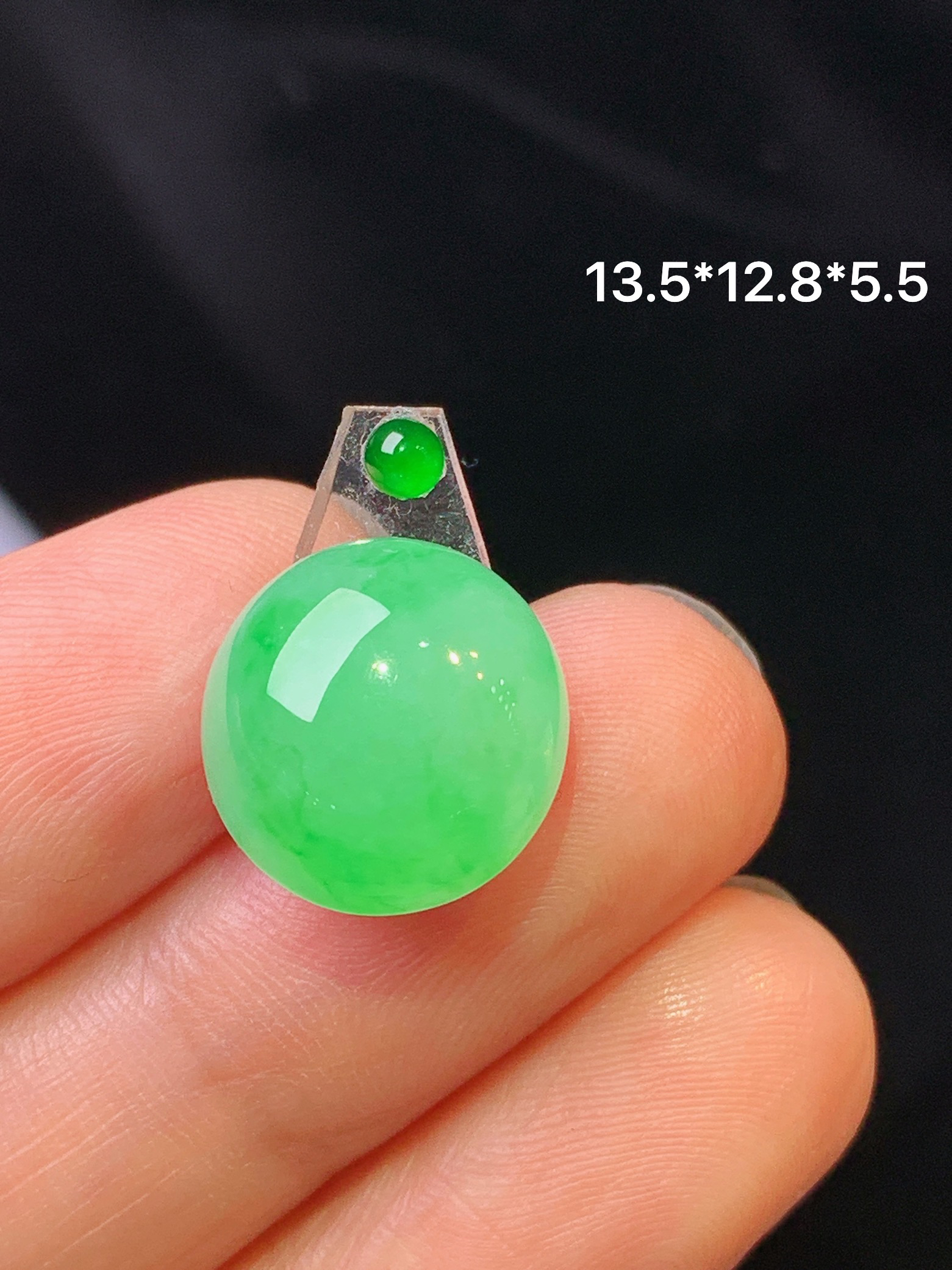 镶嵌款 翠绿蛋面吊坠 玉质细腻 色泽艳丽 整体尺寸13.5*12.8*5.5*2x
