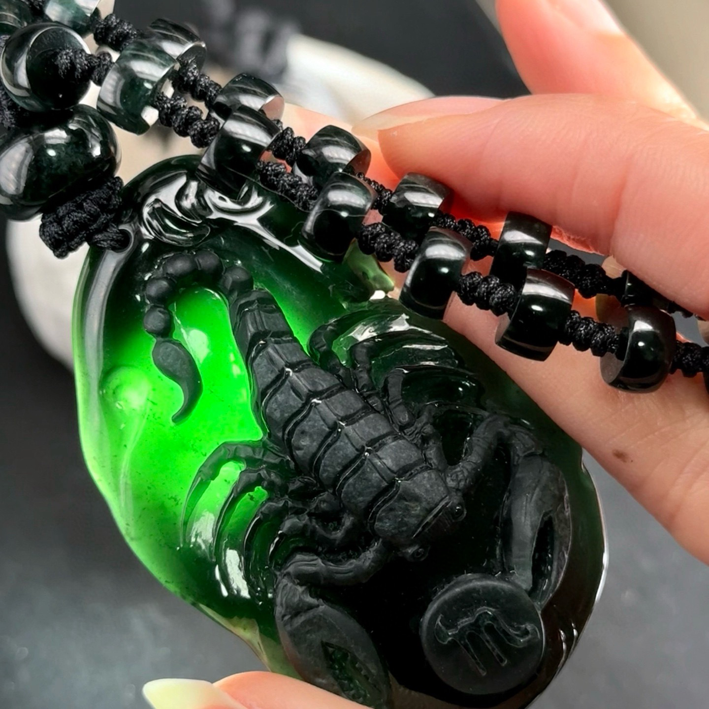 精品墨翠天蝎座墨翠牌 种好色正 黑度极好 打灯通透 油性十足 链子也是墨翠的