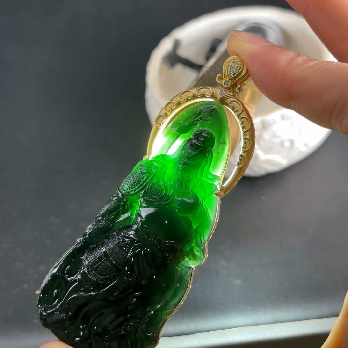 精品18k墨翠关公 种好色正 黑度极好 打灯通透 油性十足