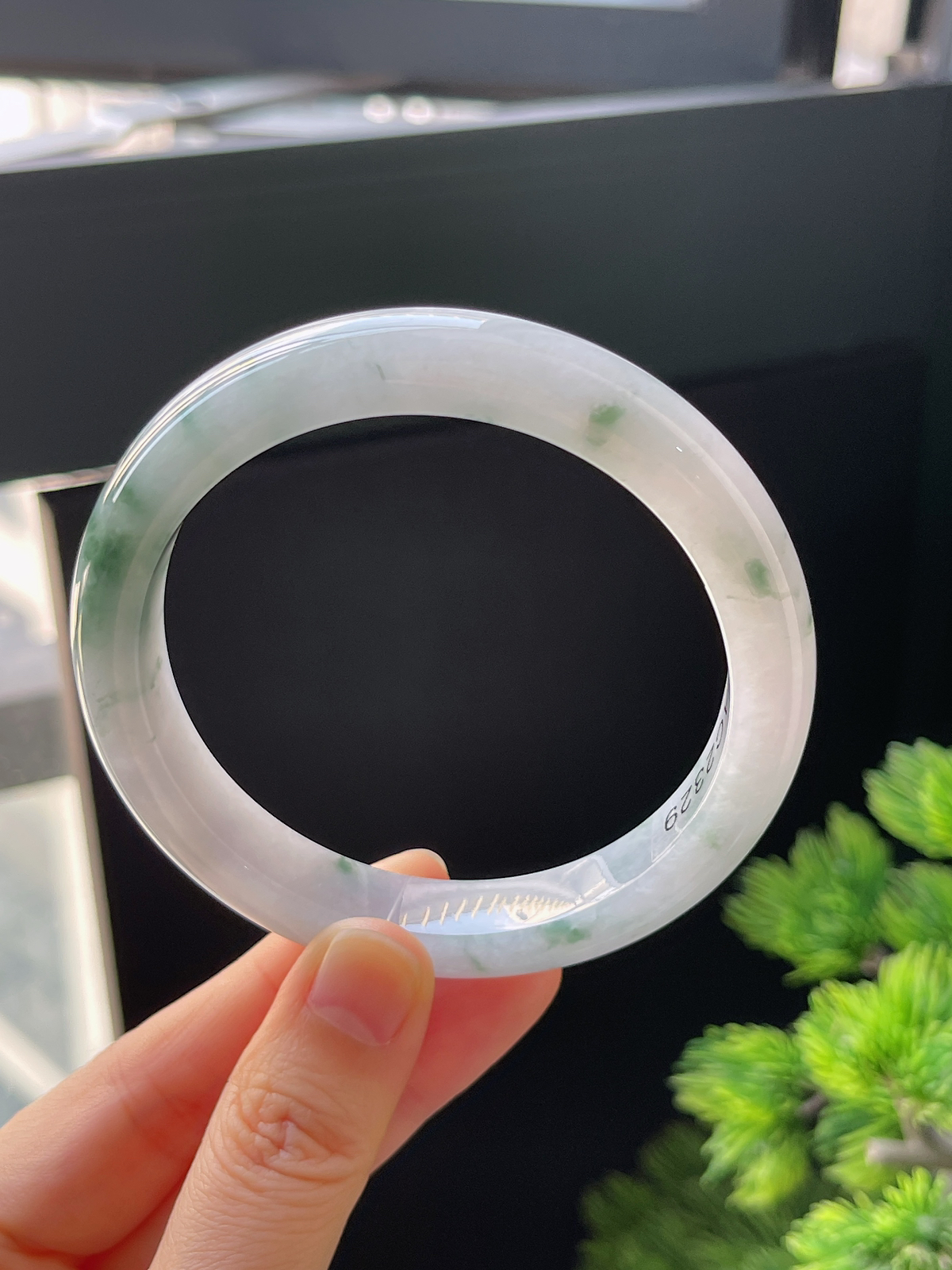 正圈60圈口，翡翠冰糯飘绿手镯