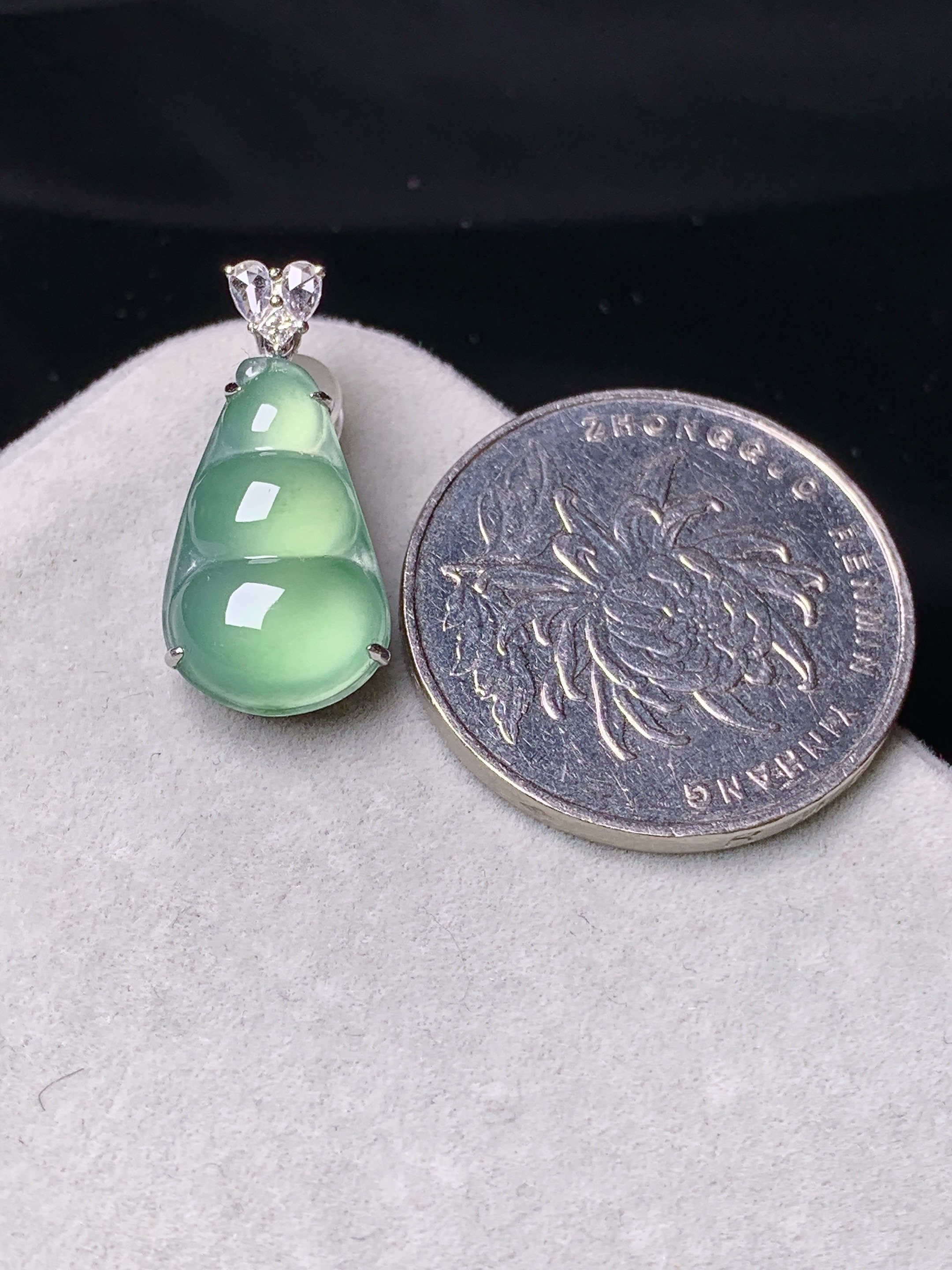 18k金钻镶嵌晴绿四季豆吊坠 玉质细腻 色泽艳丽 整体尺寸21.8*10.5*6.5y5