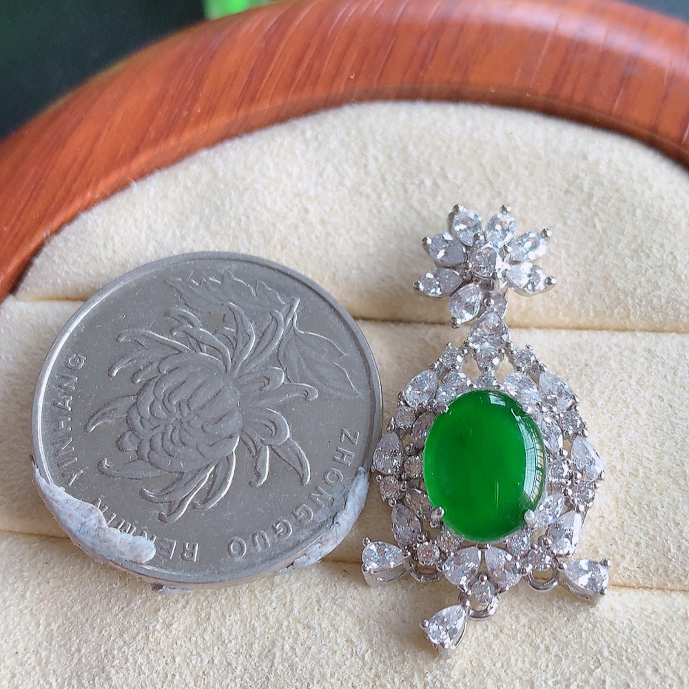 冰润飘绿蛋面翡翠吊坠，质地细腻，清秀高雅，饱满圆润  款式大方经典，颜色鲜艳，沁人心脾，高质量精品   W815.12 整体尺寸：32-15.5-7mm   裸石尺寸：10-8mm