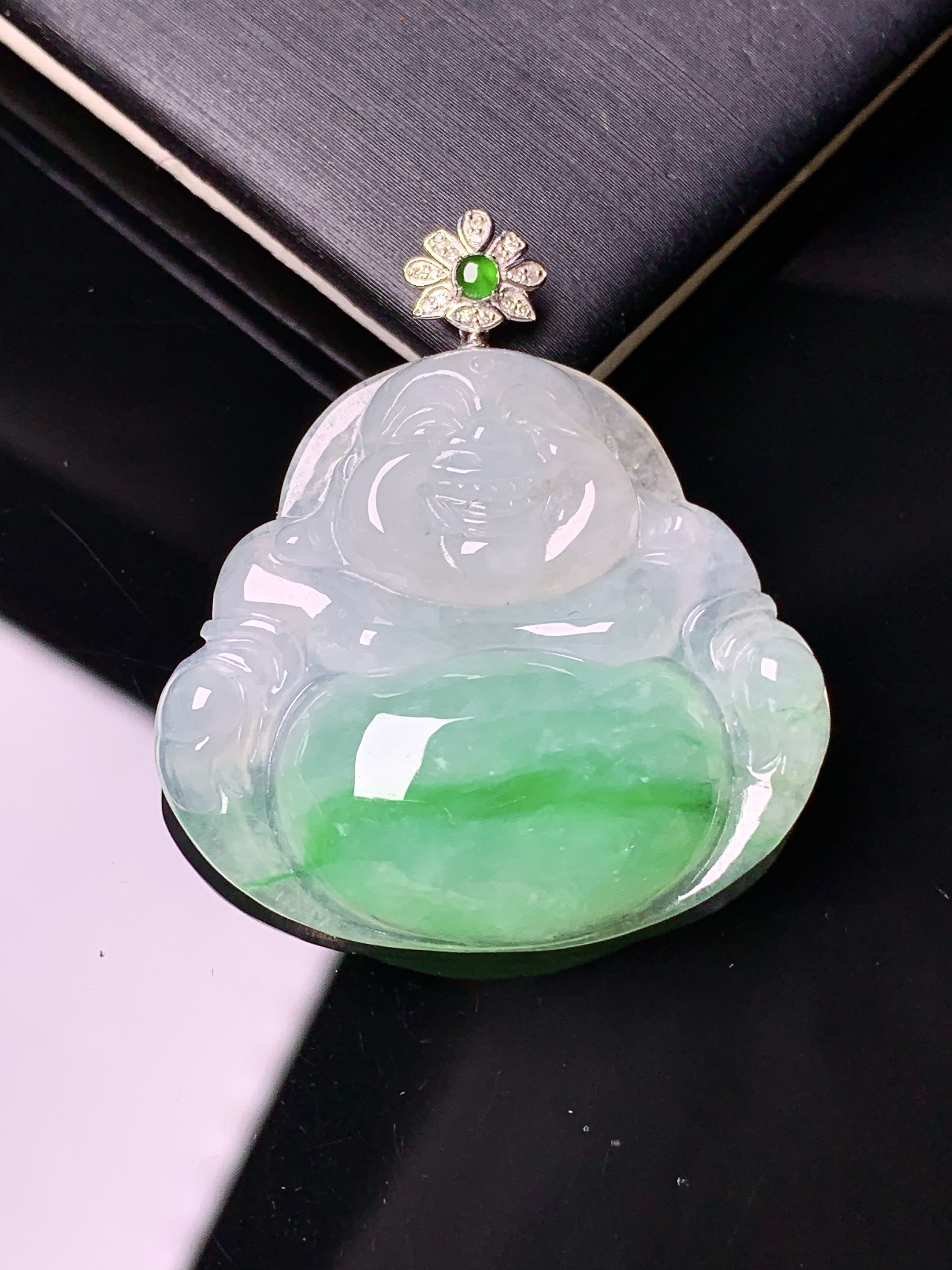 18k金钻镶嵌飘绿佛公吊坠 玉质细腻 色泽艳丽 整体尺寸35.3*31.5*6x1