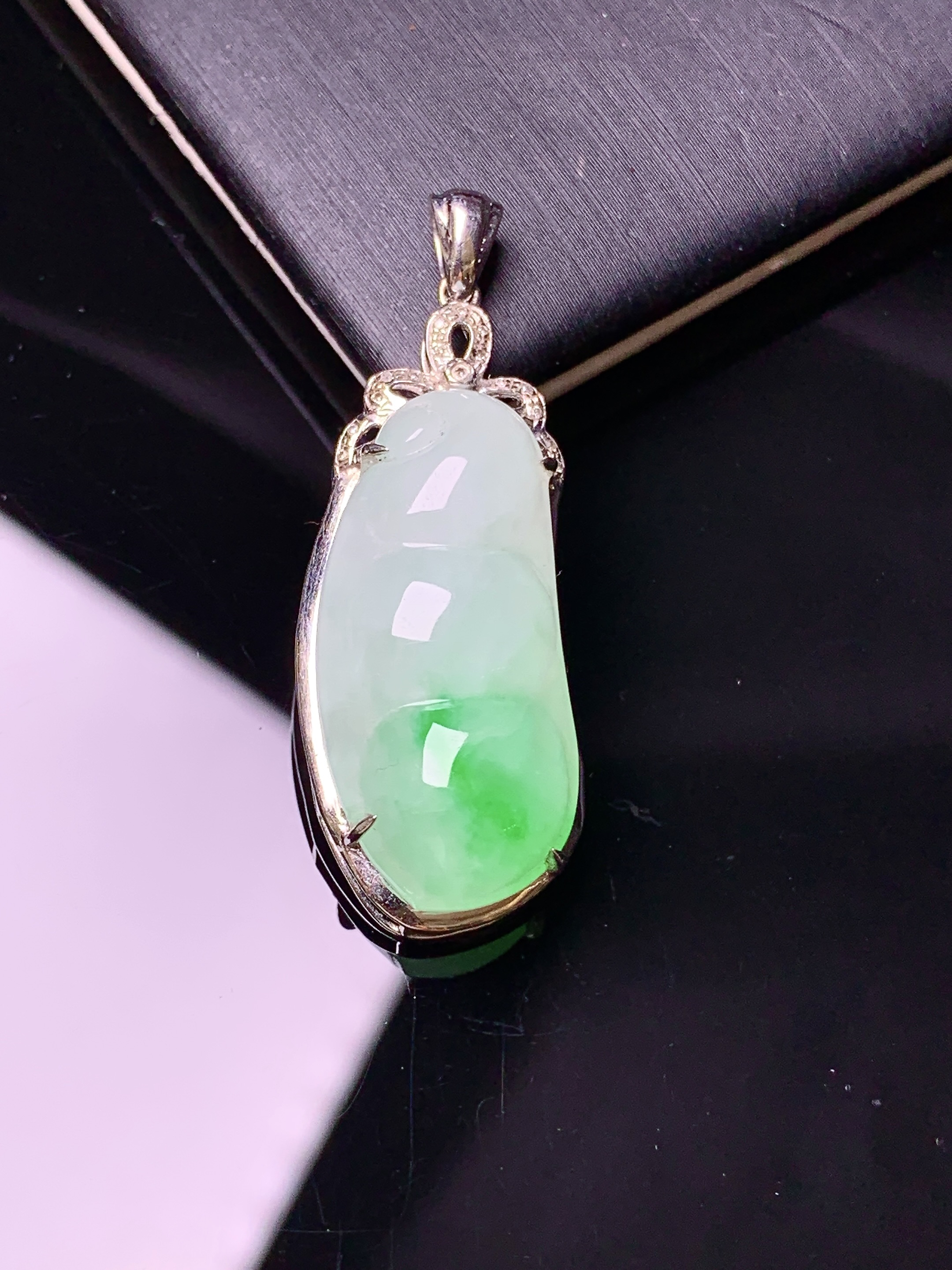 18k金钻镶嵌飘绿四季豆吊坠 玉质细腻 色泽艳丽 整体尺寸36.3*13.2*8.2m1