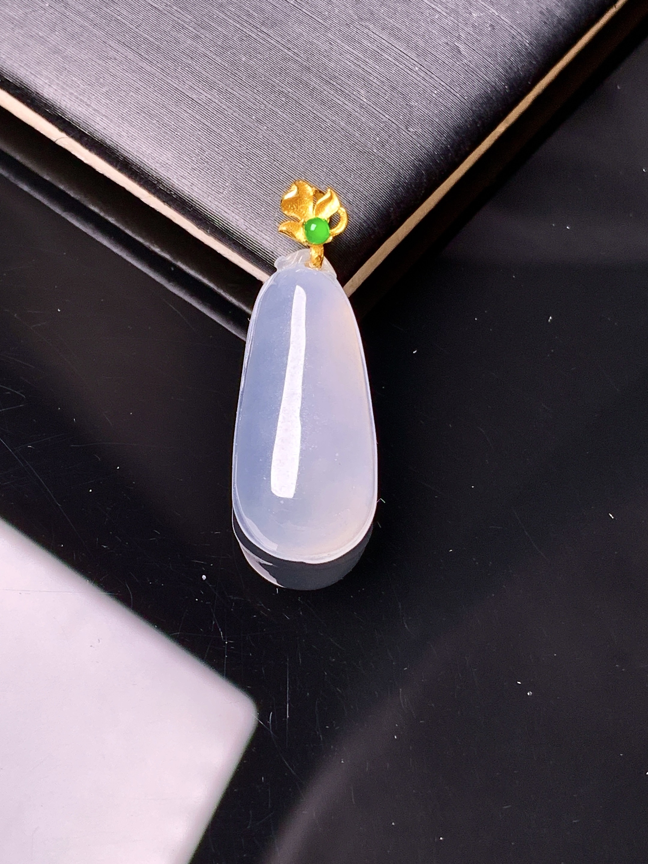 18k金镶嵌冰种福瓜吊坠 玉质细腻 色泽艳丽 整体尺寸26.3*9.8*5.3j2