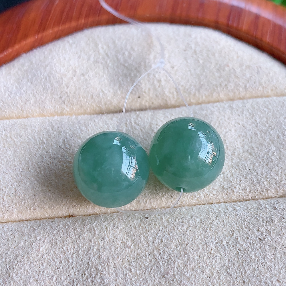 冰润转运珠翡翠吊坠，寓意“时来运转，财源滚滚” 寓意佳，紫气东来，颜色清爽，无纹裂，佩戴效果优雅迷人