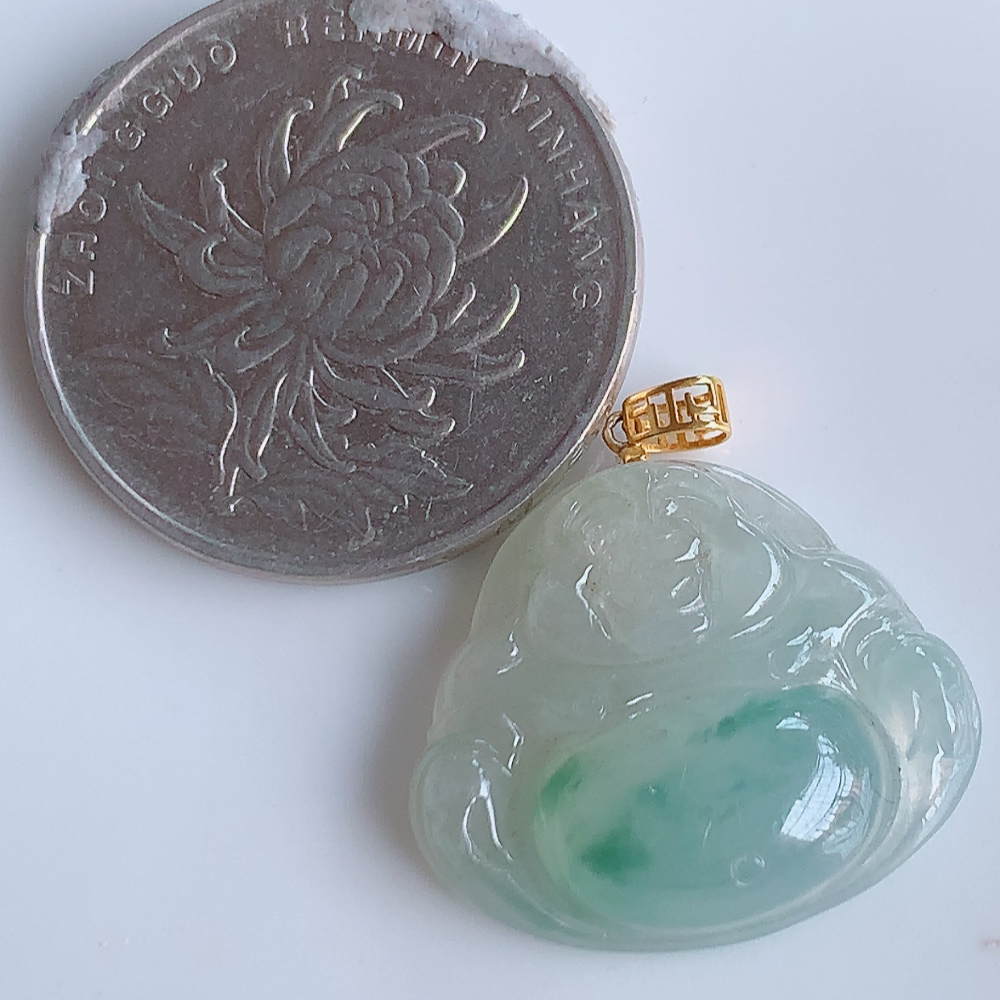 18k金扣冰润飘花佛公挂件 玉质细腻  精雕弥勒佛，笑佛福耳垂肩，面相喜庆，开怀大笑，憨态可掬。惟妙惟肖，寓意福禄双全，吉祥美满，笑口常开 W41.12  尺寸：19-22-6mm