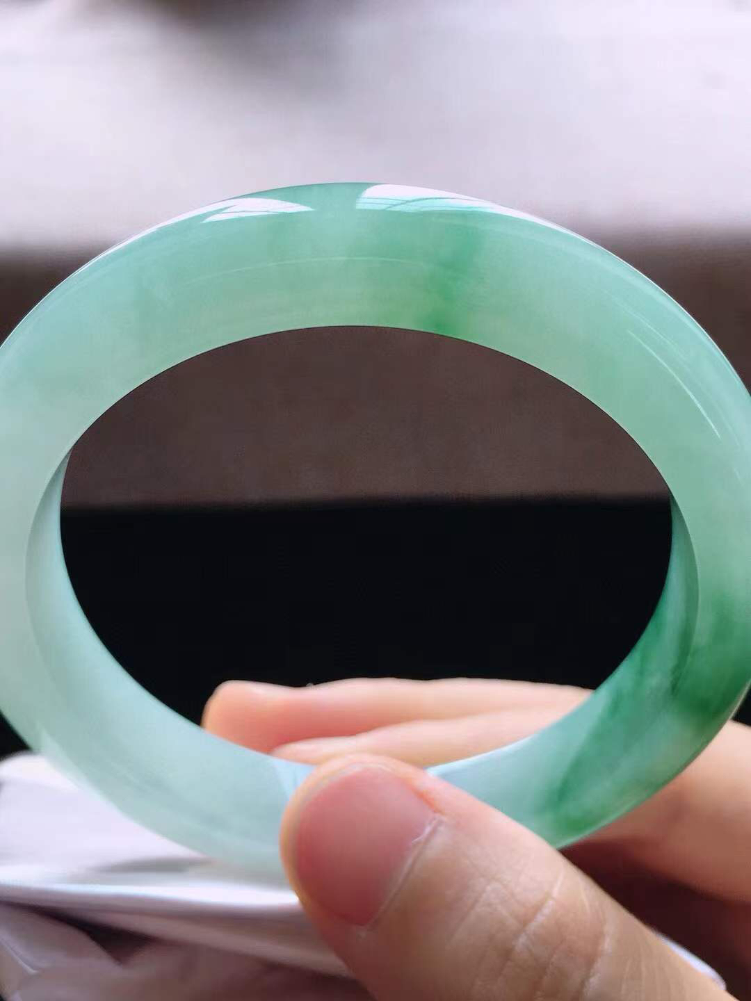 【翡翠名称】老坑冰种冰飘花54.3正圈口手镯
【翡翠尺寸】54.3*10.8*8.2mm适合53-5