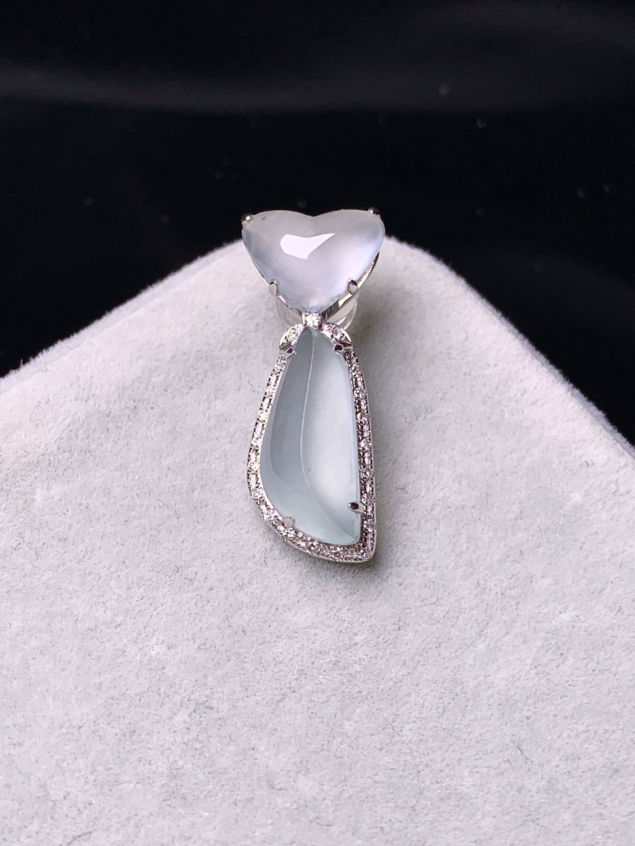 18k金钻镶嵌冰种随形吊坠 玉质细腻 色泽艳丽 整体尺寸21.3*8.5*6y4