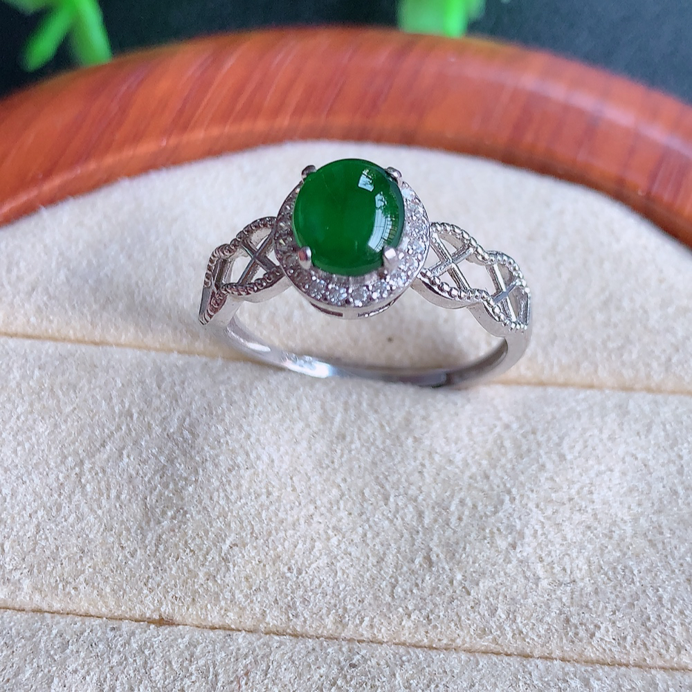 冰润满绿精美环形翡翠戒指  玉质细腻  冰清玉润  飘花灵动  颜色漂亮  W502.15 内径尺寸：17.5-9-6mm  裸石尺寸：7-6mm