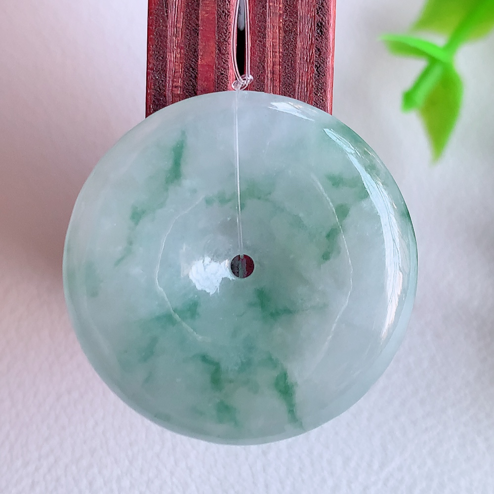 冰润飘花平安扣吊坠，厚装饱满，冰润剔透，细腻水足，种质润泽，飘花灵动，佩戴优雅大气，W49.12   尺寸：26.6-5.1mm