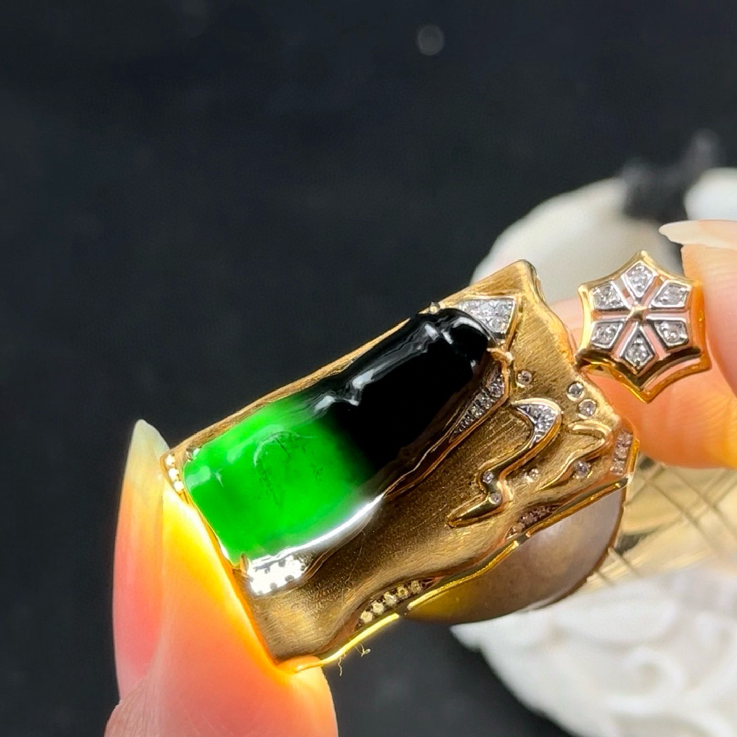 精品18k墨翠节节高 种好色正 重金豪镶 打灯通透 油性十足