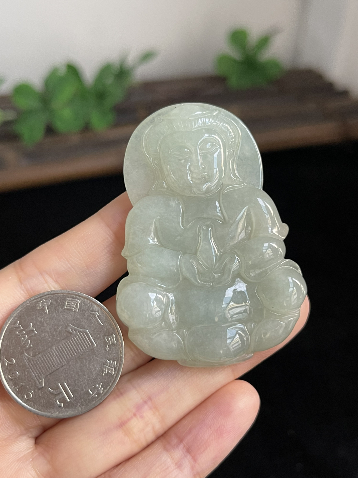 翡翠淡绿色吊坠