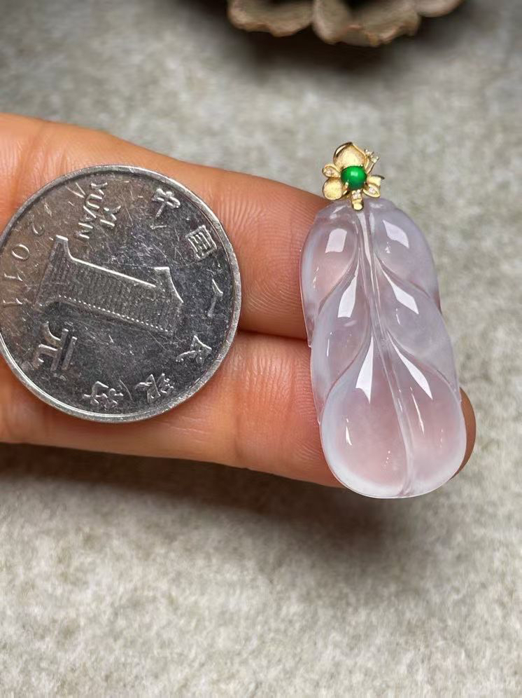 冰种叶子吊坠、真金真钻镶嵌，种水好，玉质细腻 .裸石尺寸 29.0*13.8‘