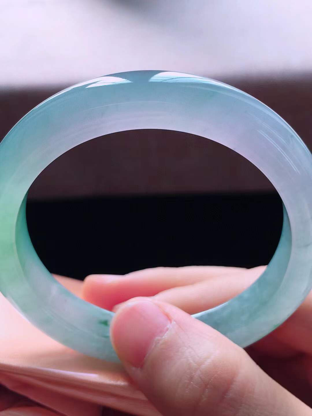 【翡翠名称】老种冰紫春彩53正圈口翡翠手镯
【翡翠尺寸】53*11.2*8.2mm适合52-54正圈