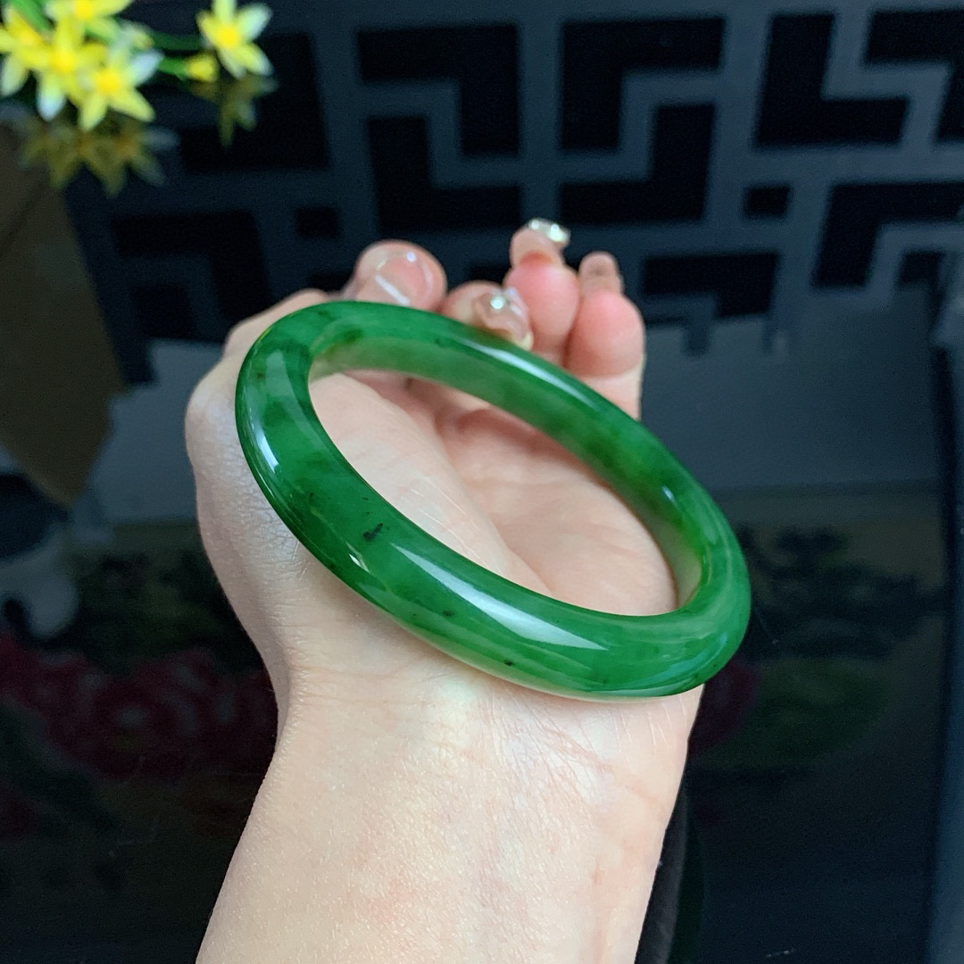 和田玉61圈口阳绿色碧玉手镯！玉质细腻油润 底色纯净 无裂无棉 脂粉好，品质高。