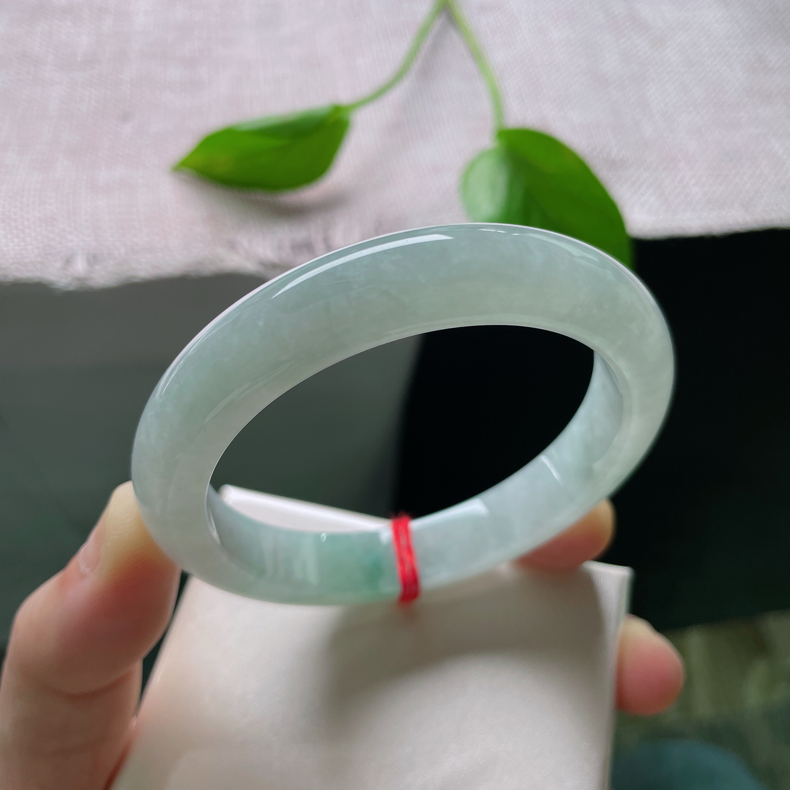 57.2/11.3/8.6，飘花正圈，料子干净清润，冰底飘绿，是自然泼洒的青釉墨痕。完美