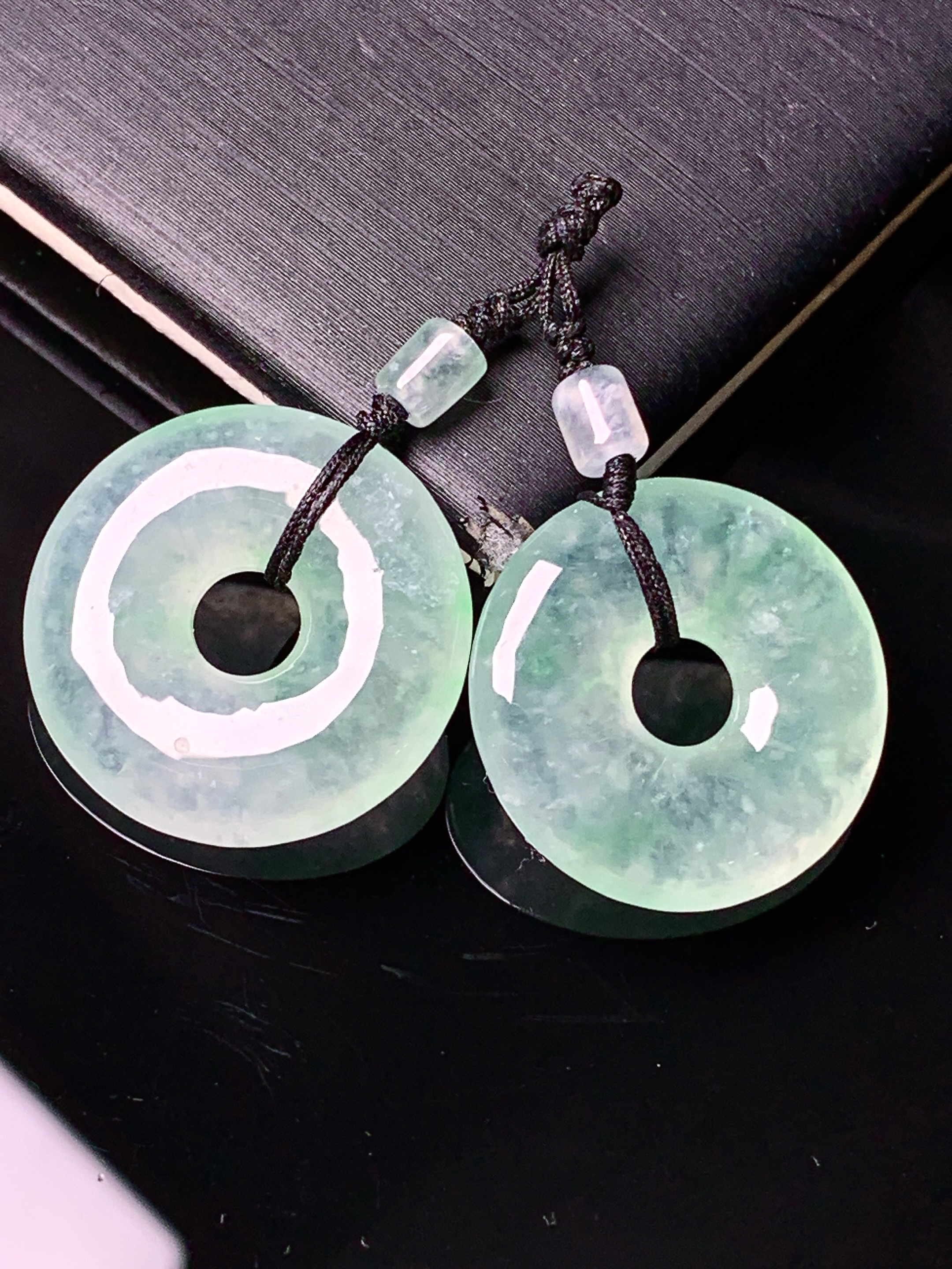 冰种飘绿平安环一对 玉质细腻 色泽艳丽 整体尺寸19*3.7*2x