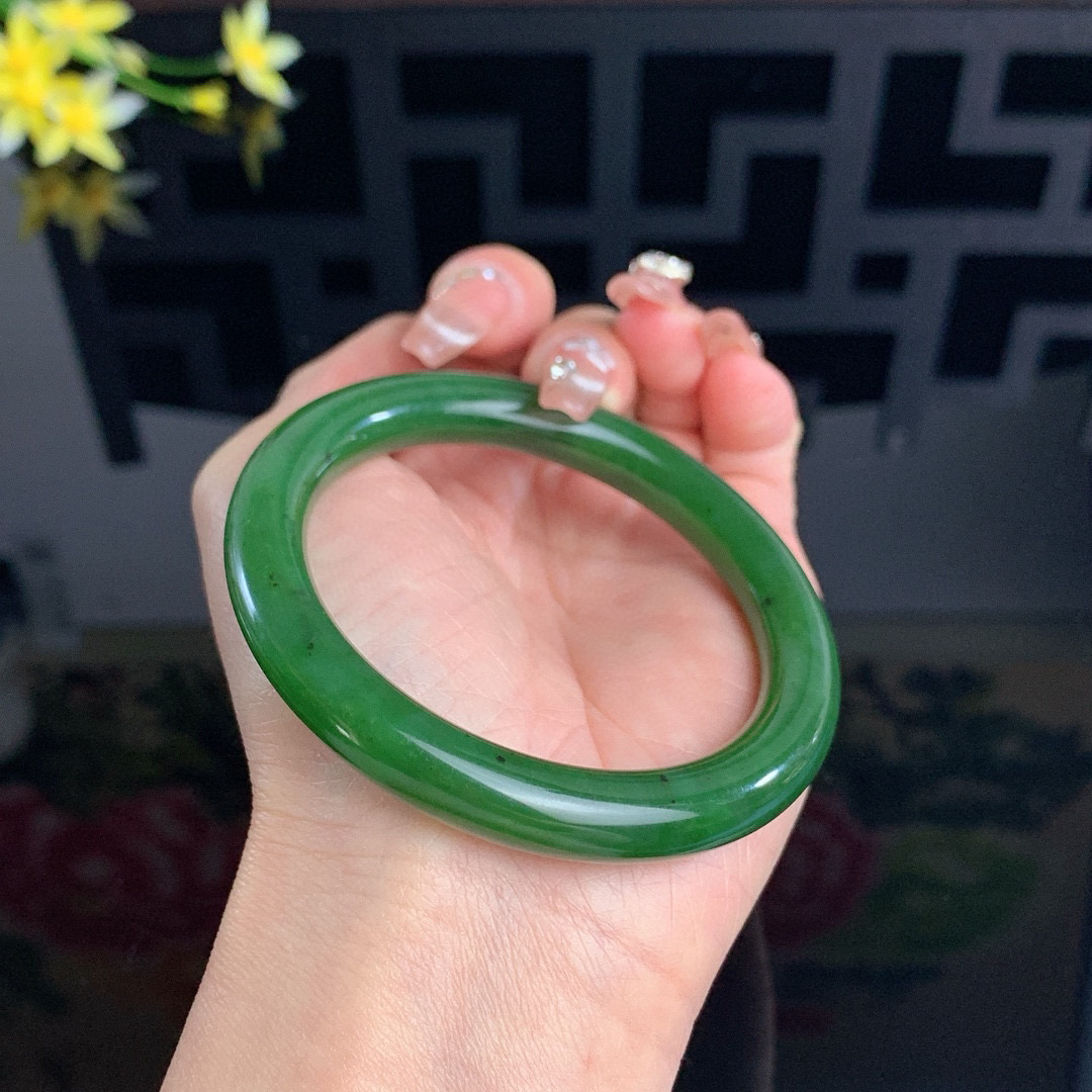 和田玉56.5圈口菠菜绿圆条碧玉手镯！玉质细腻油润 底色纯净 无裂无棉 脂粉好，品质高。