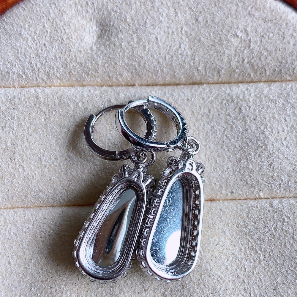 冰透满绿翡翠福豆耳坠，自然光实拍，翠色灵动，颜色漂亮，种老水足，品相佳，佩戴佳品！W502.12  取一尺寸： 31-8.8-6mm  裸石尺寸：14.8-6.8mm